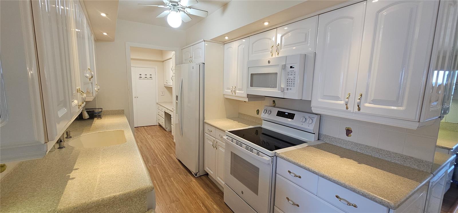 Image 7 of 32 For 10355 Paradise Boulevard 710