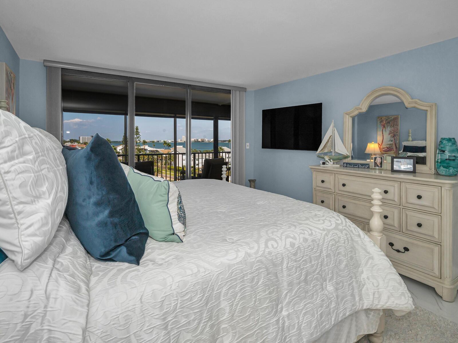 Listing photo id 17 for 1460 Gulf Boulevard 509