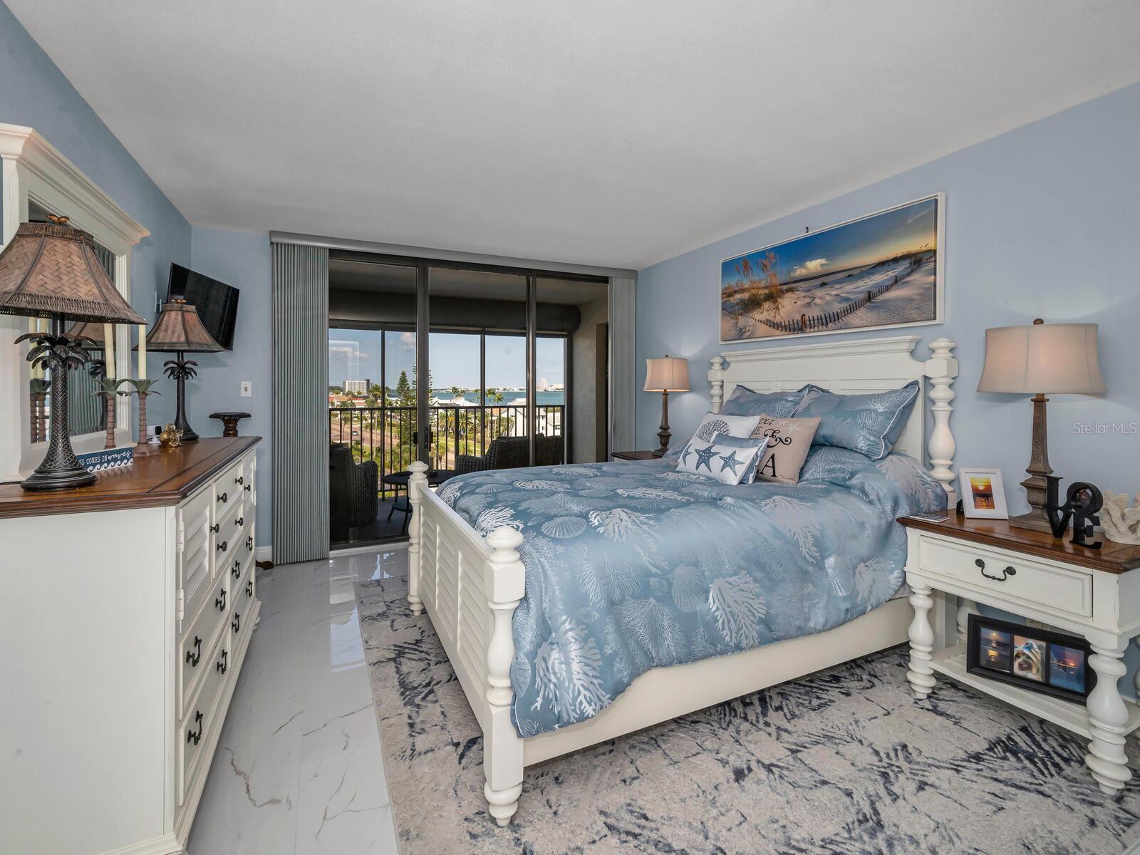 Listing photo id 22 for 1460 Gulf Boulevard 509