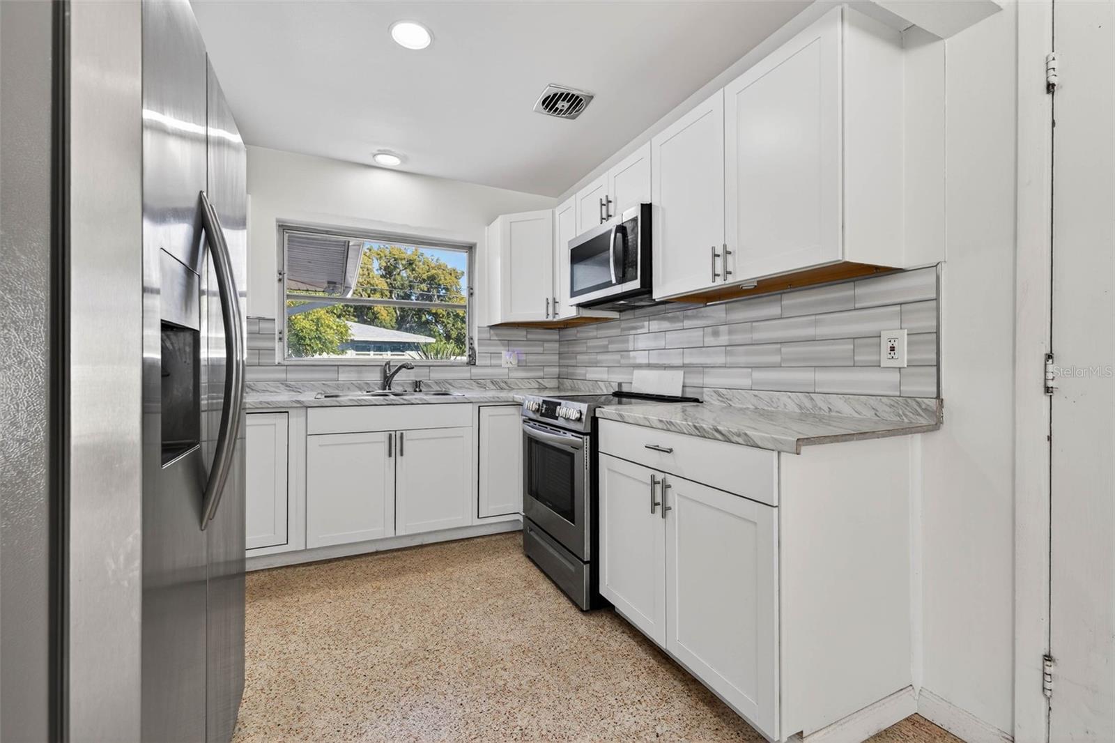 Image 5 of 32 For 1452 Temple Street