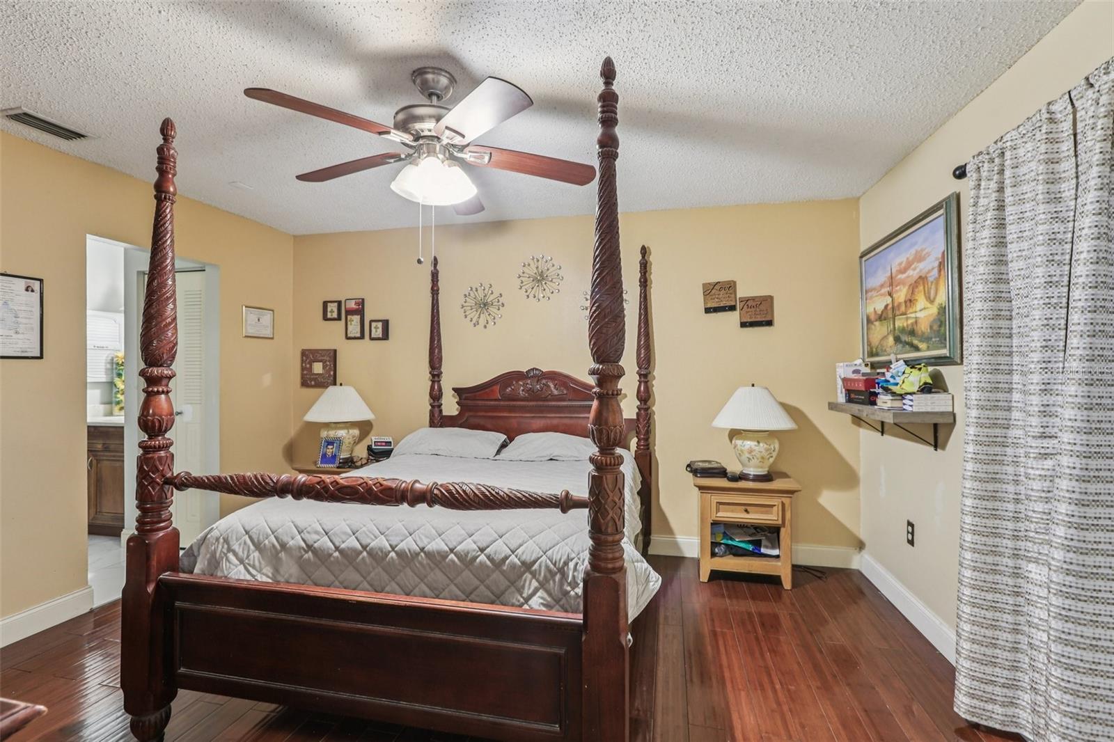 Listing photo id 12 for 5575 58th Street N