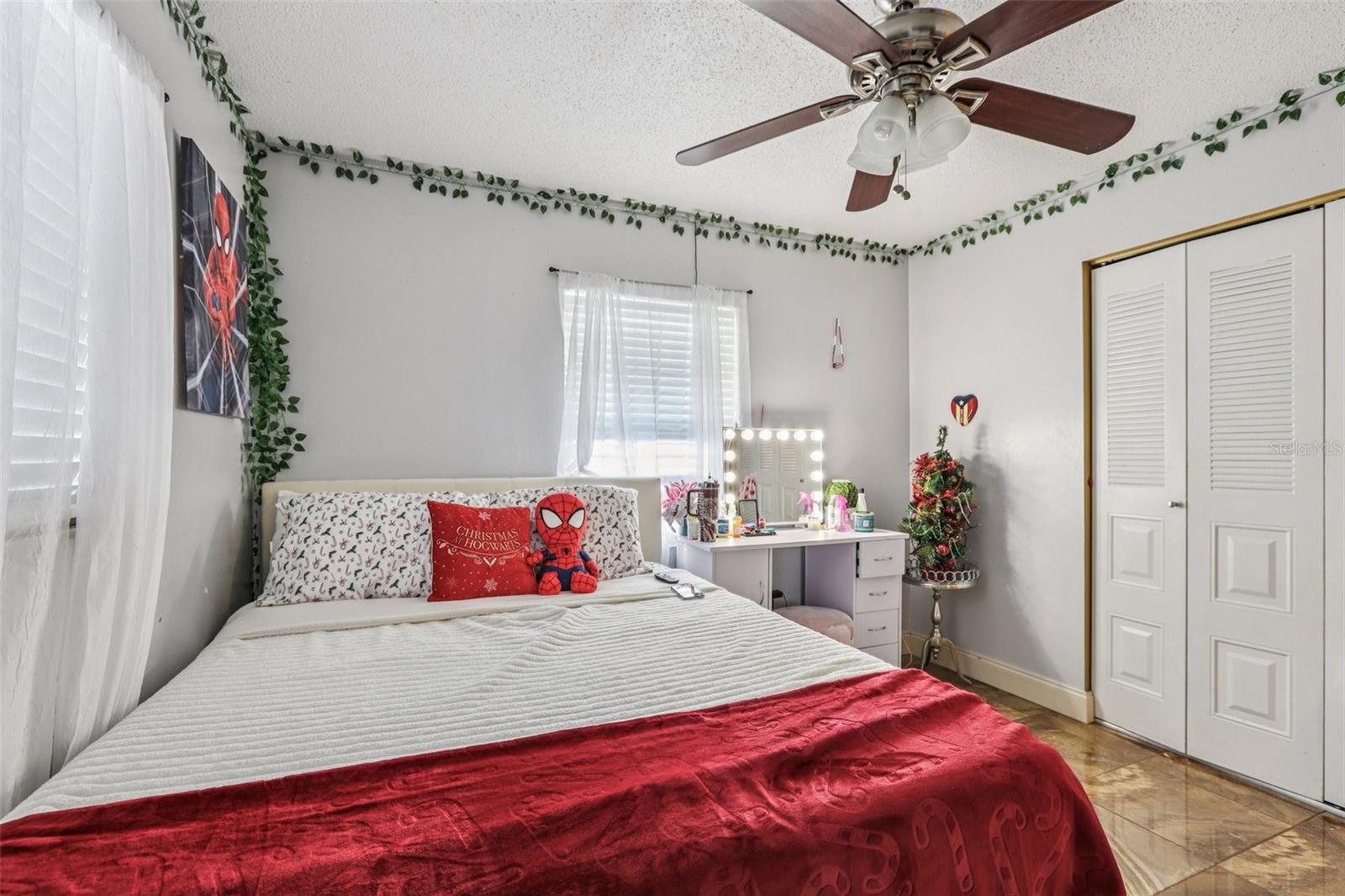 Listing photo id 13 for 5575 58th Street N