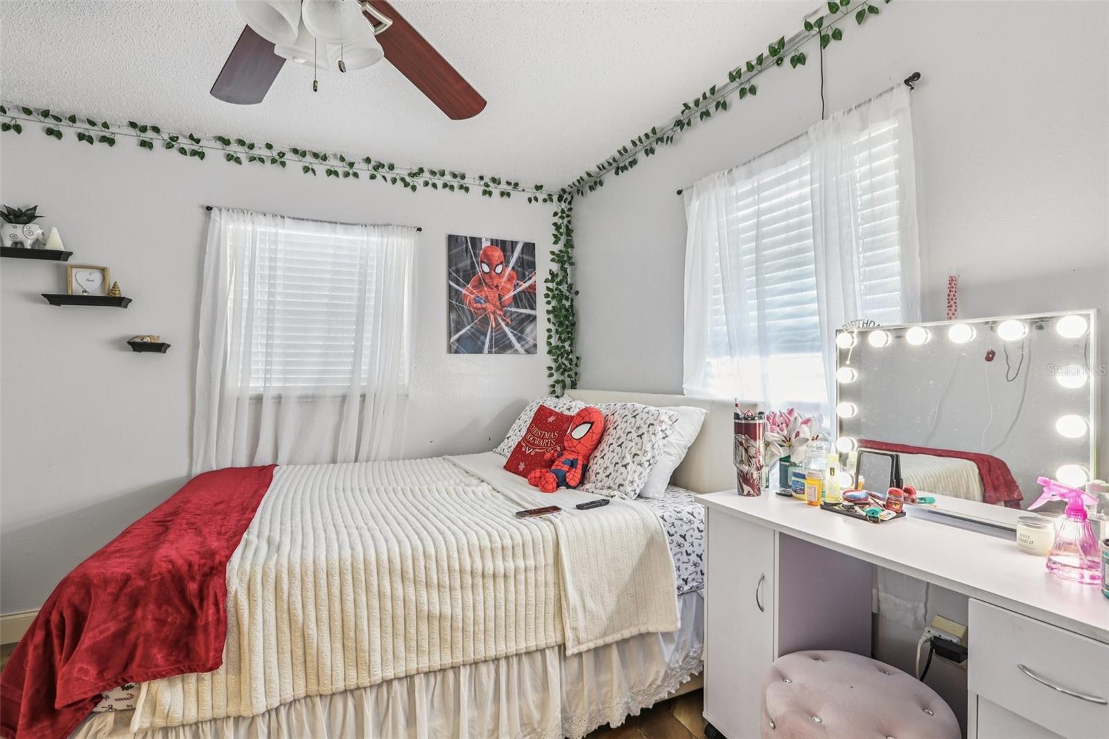 Listing photo id 14 for 5575 58th Street N