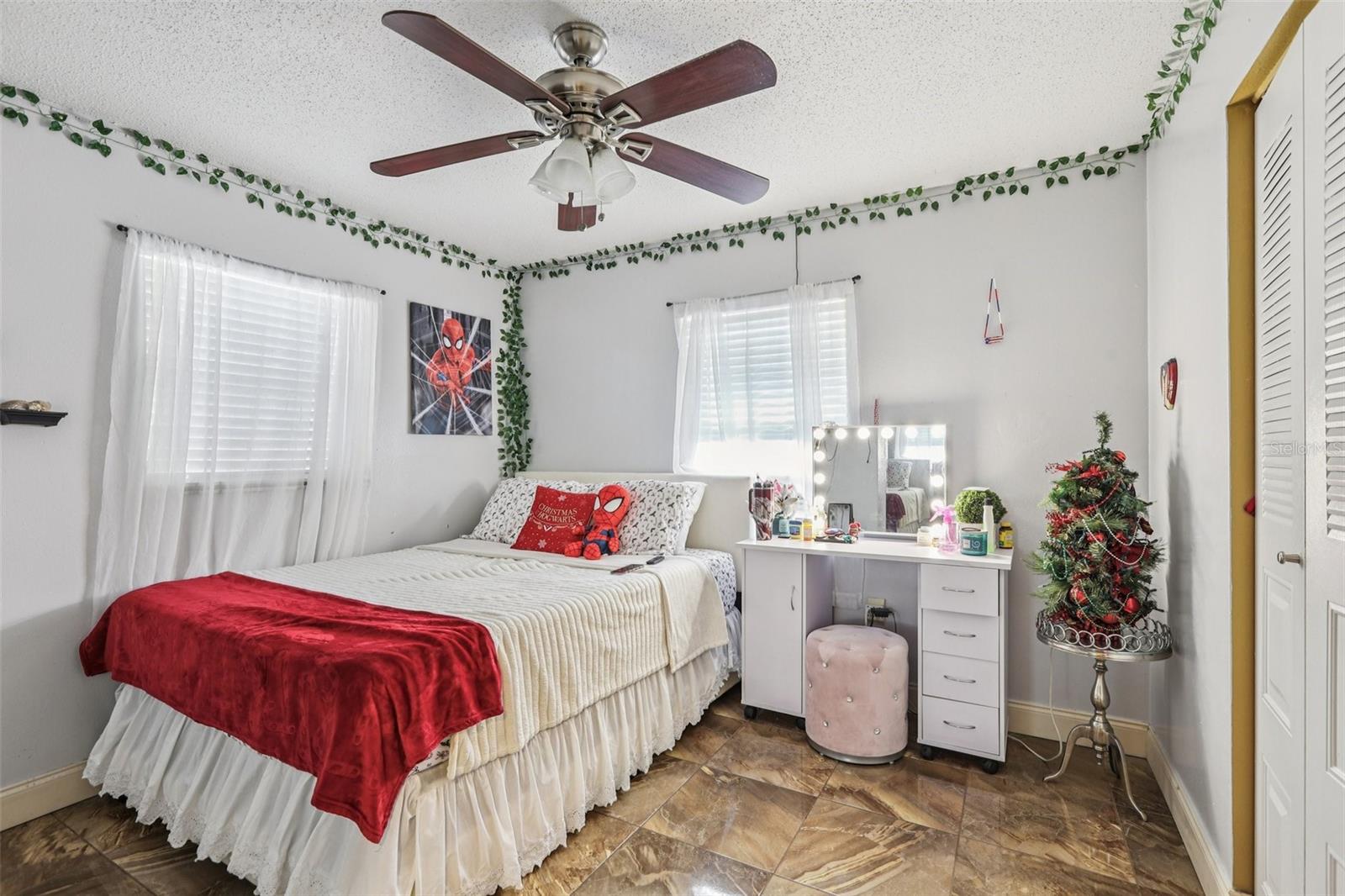 Listing photo id 15 for 5575 58th Street N