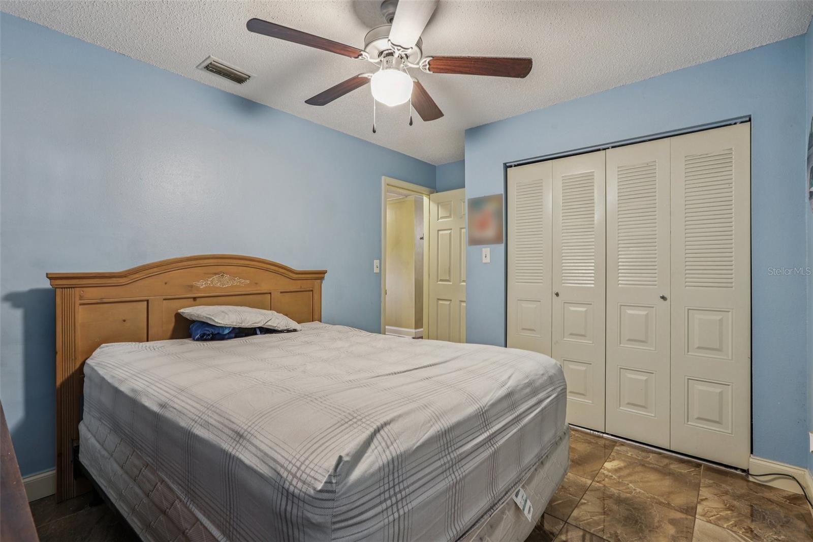 Listing photo id 17 for 5575 58th Street N