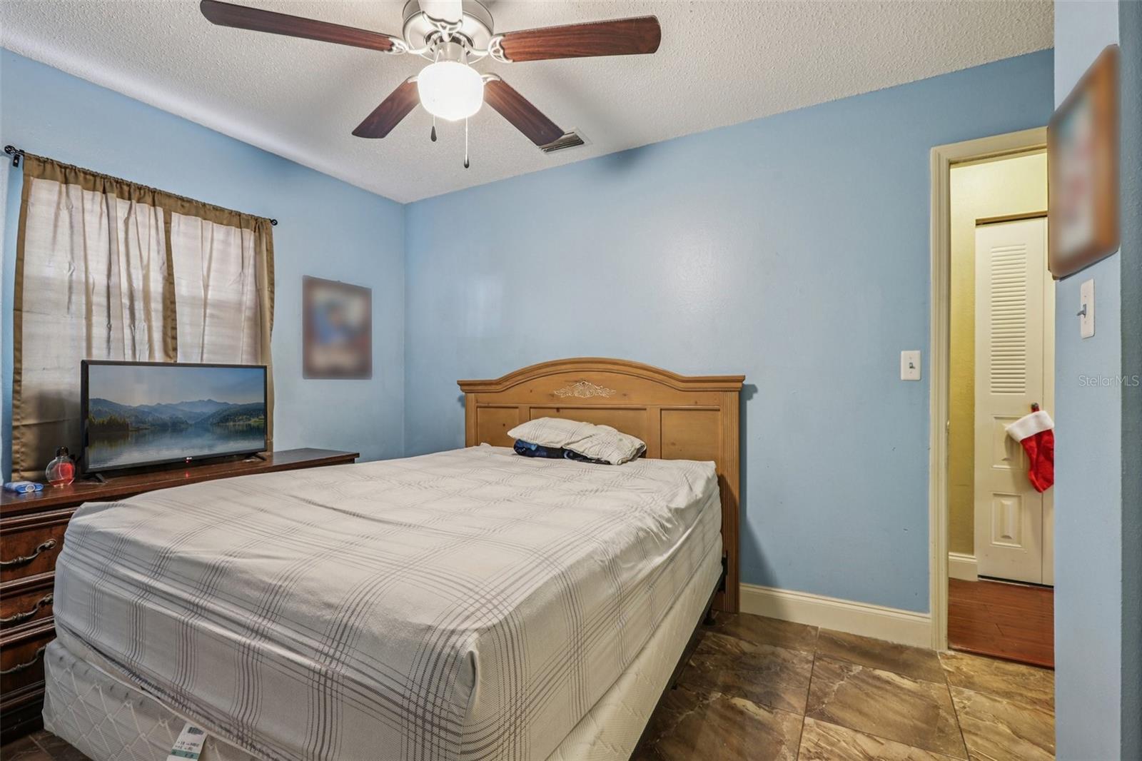 Listing photo id 18 for 5575 58th Street N