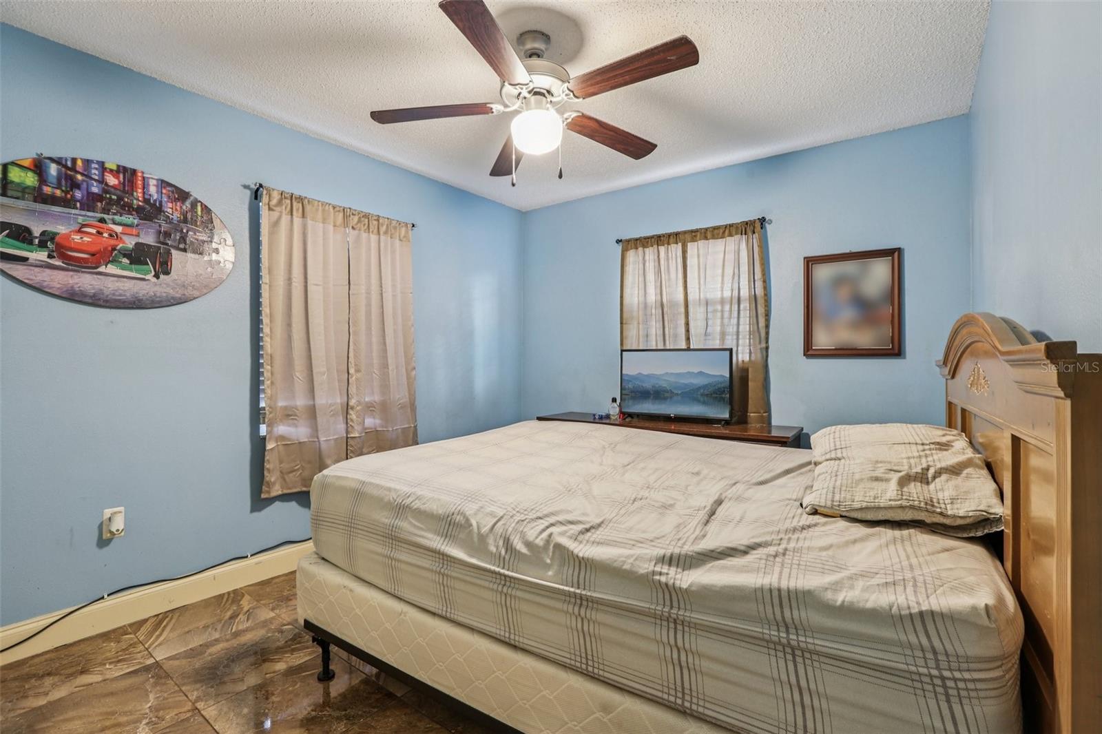 Listing photo id 19 for 5575 58th Street N