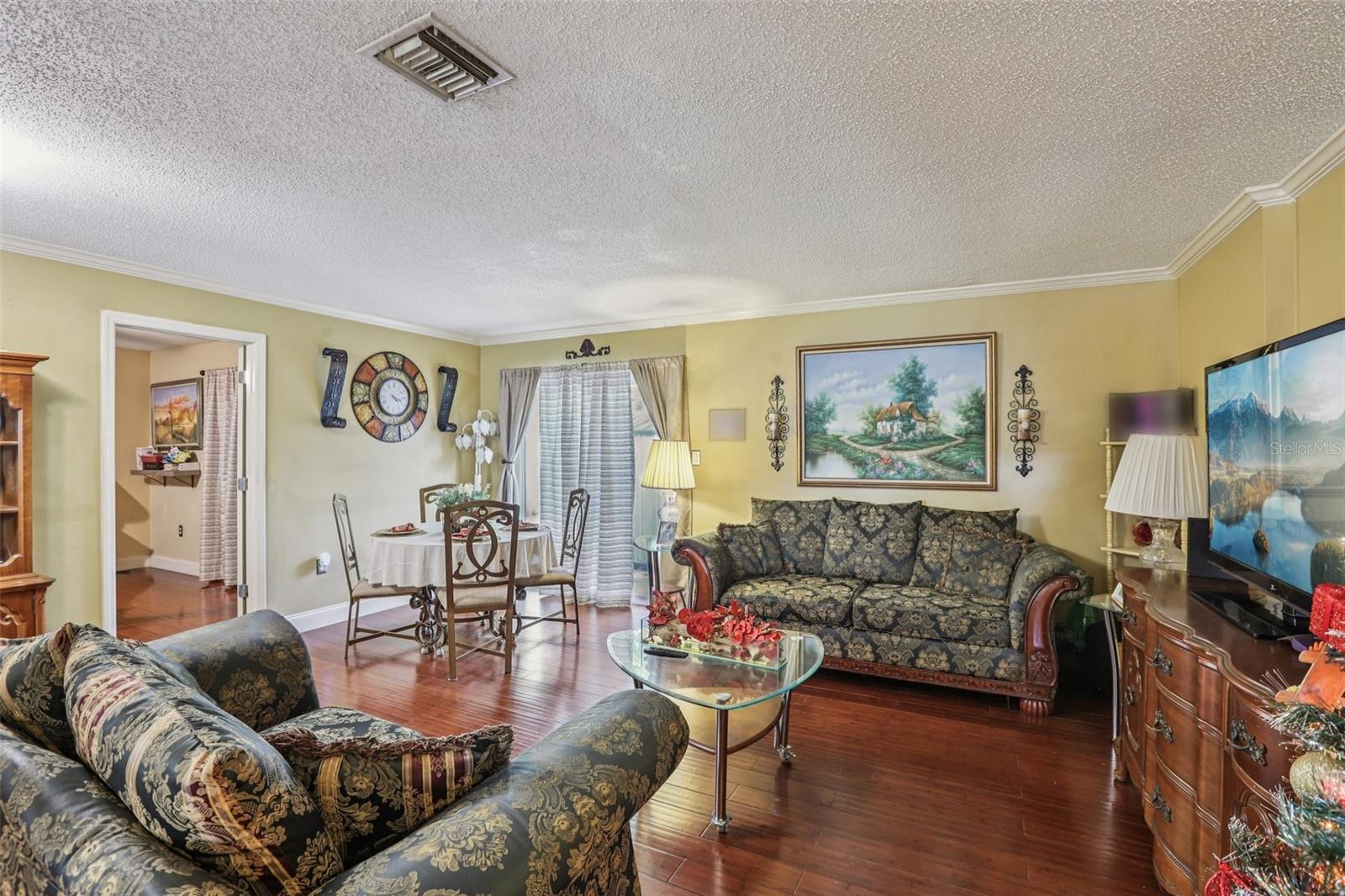 Listing photo id 2 for 5575 58th Street N