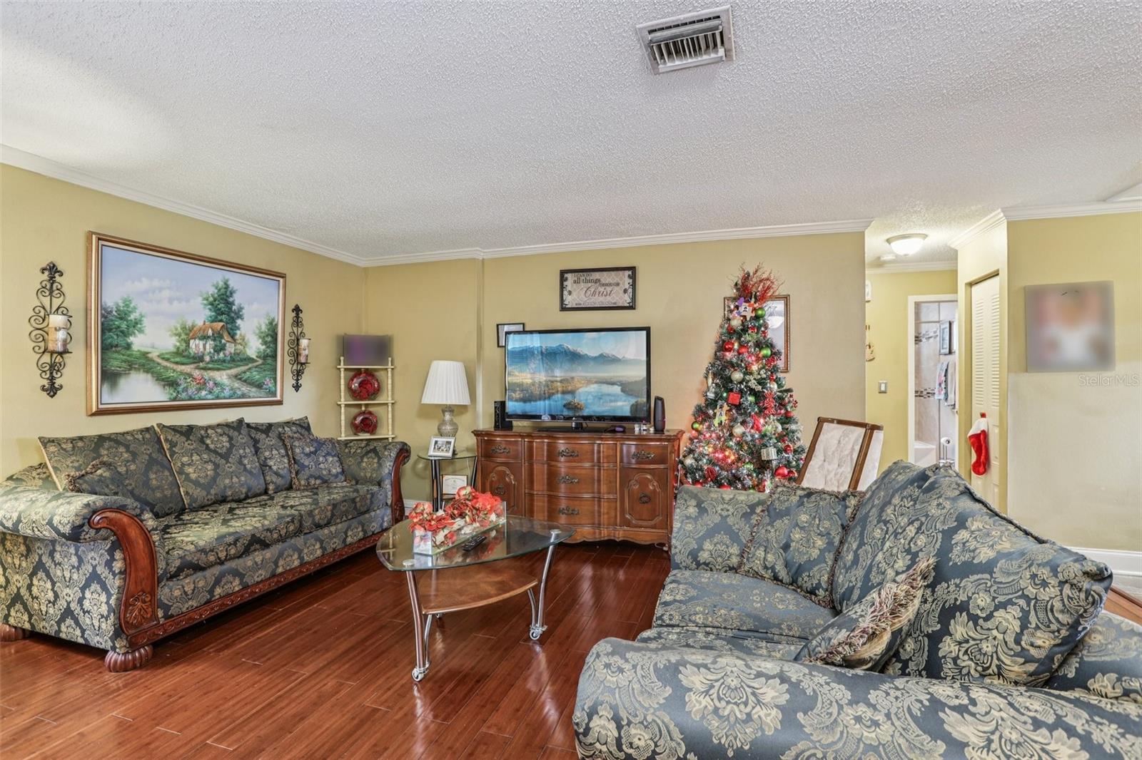 Listing photo id 3 for 5575 58th Street N