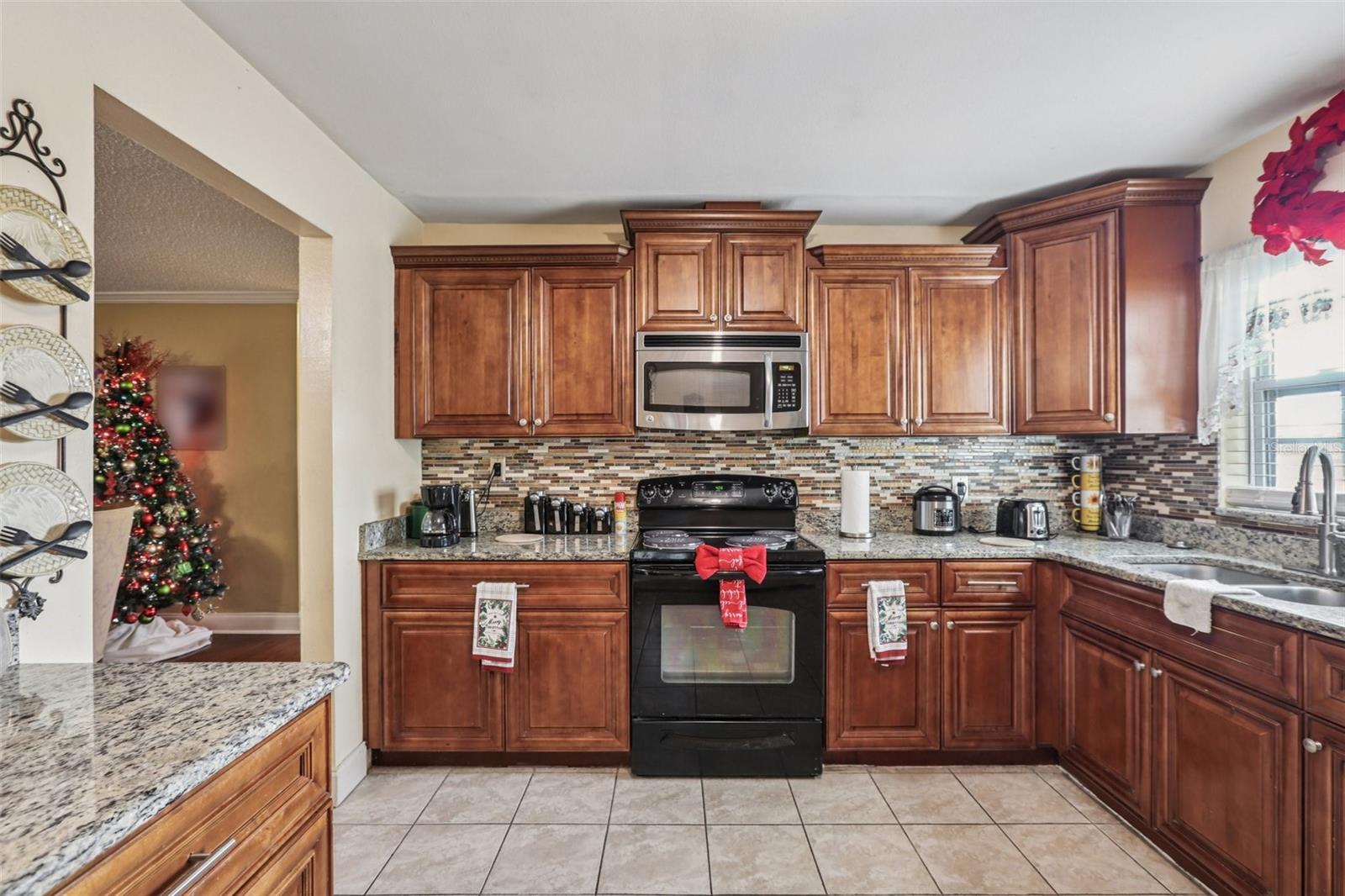 Listing photo id 5 for 5575 58th Street N