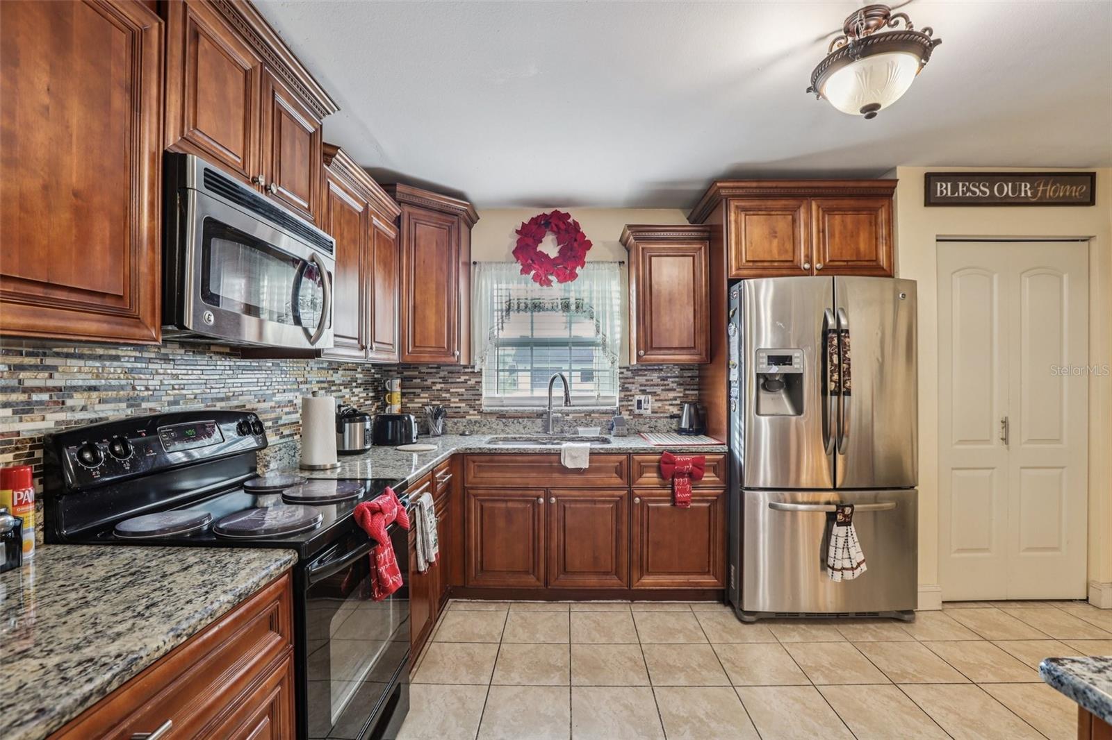 Listing photo id 6 for 5575 58th Street N