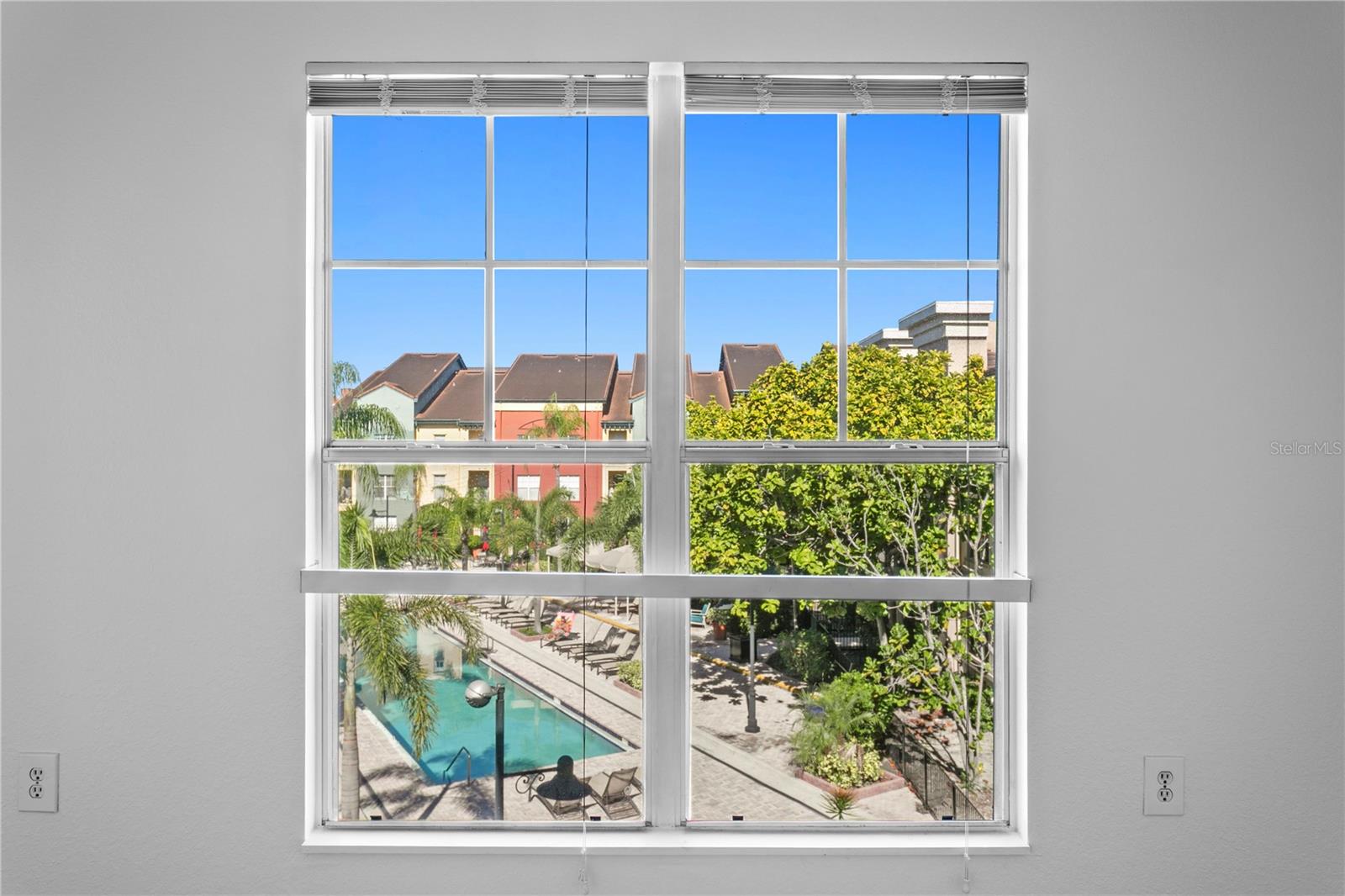 Image 12 of 40 For 2421 Horatio  835