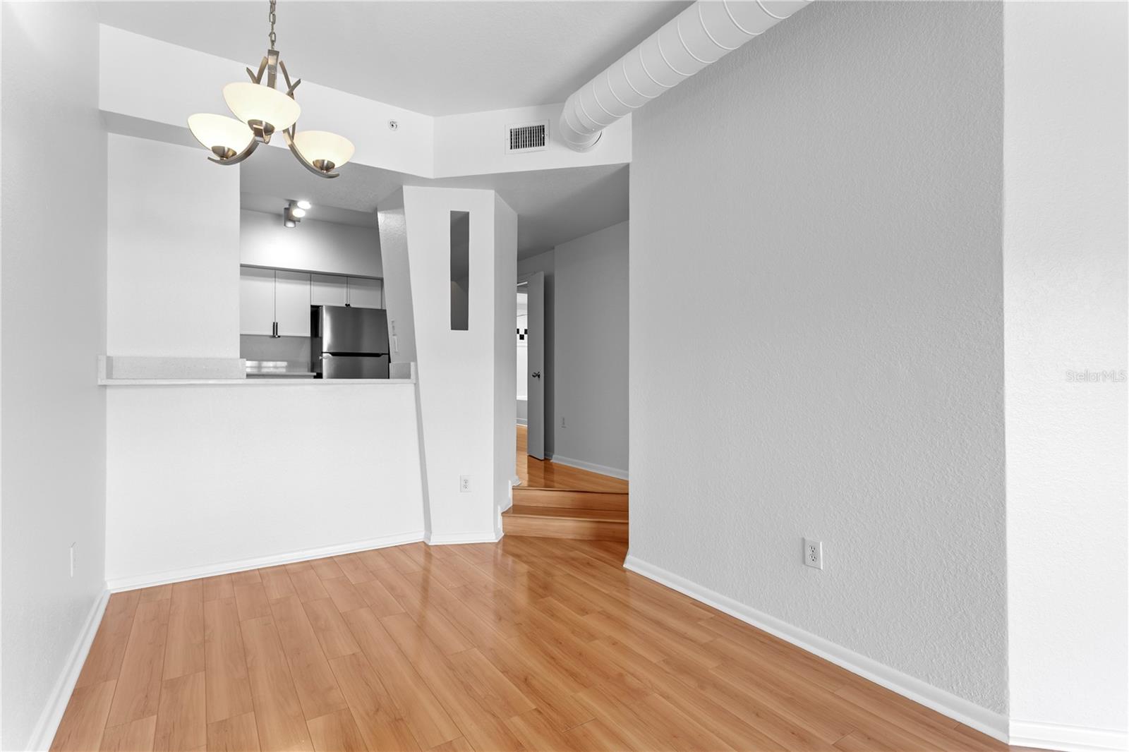 Image 18 of 40 For 2421 Horatio  835