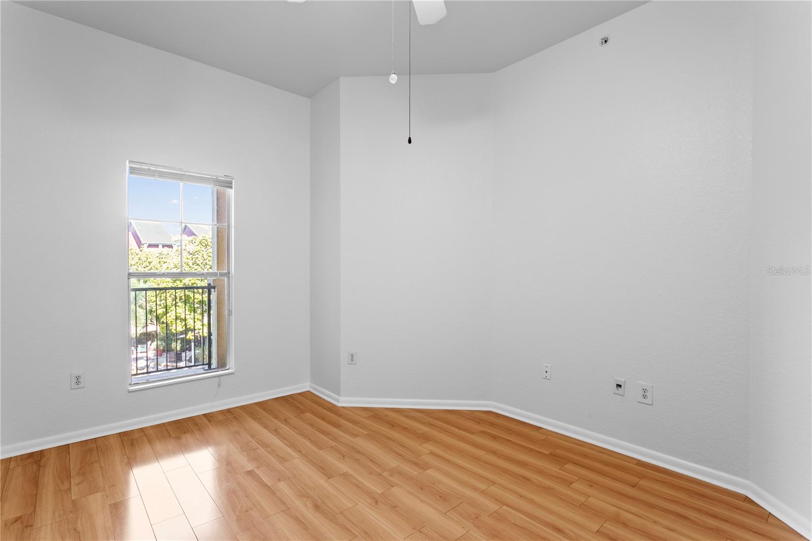 Image 22 of 40 For 2421 Horatio  835