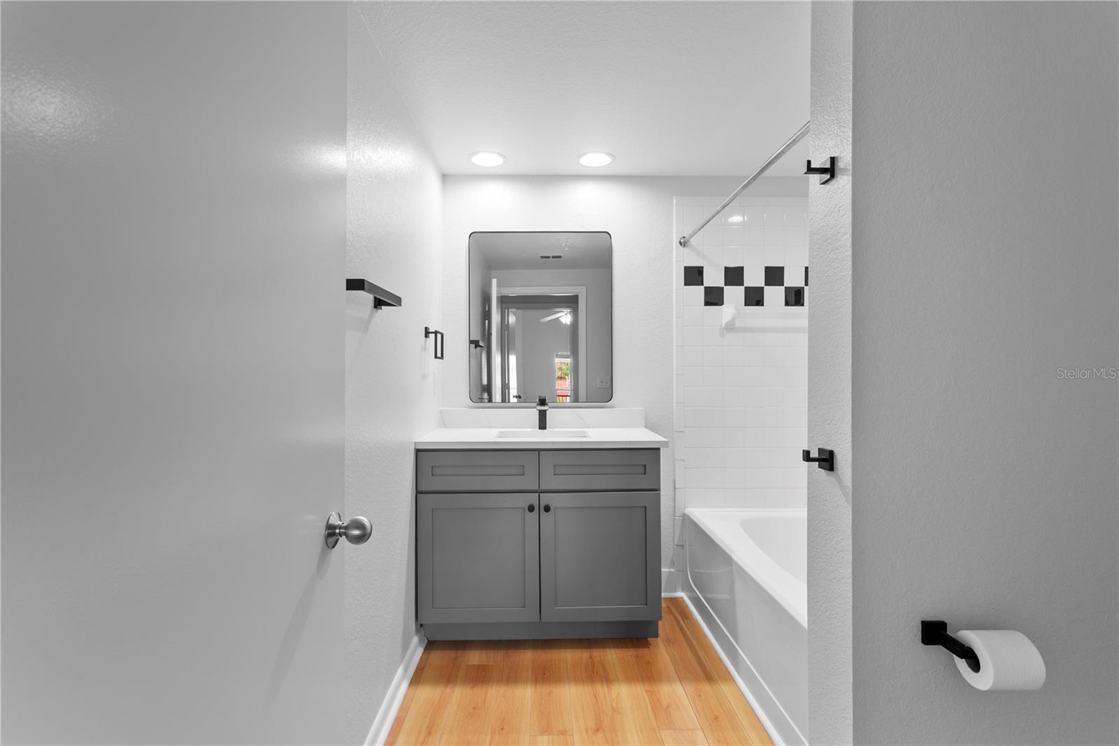 Image 25 of 40 For 2421 Horatio  835