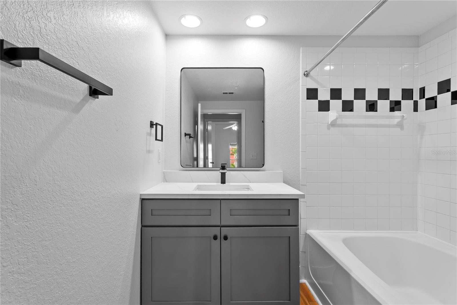 Image 26 of 40 For 2421 Horatio  835