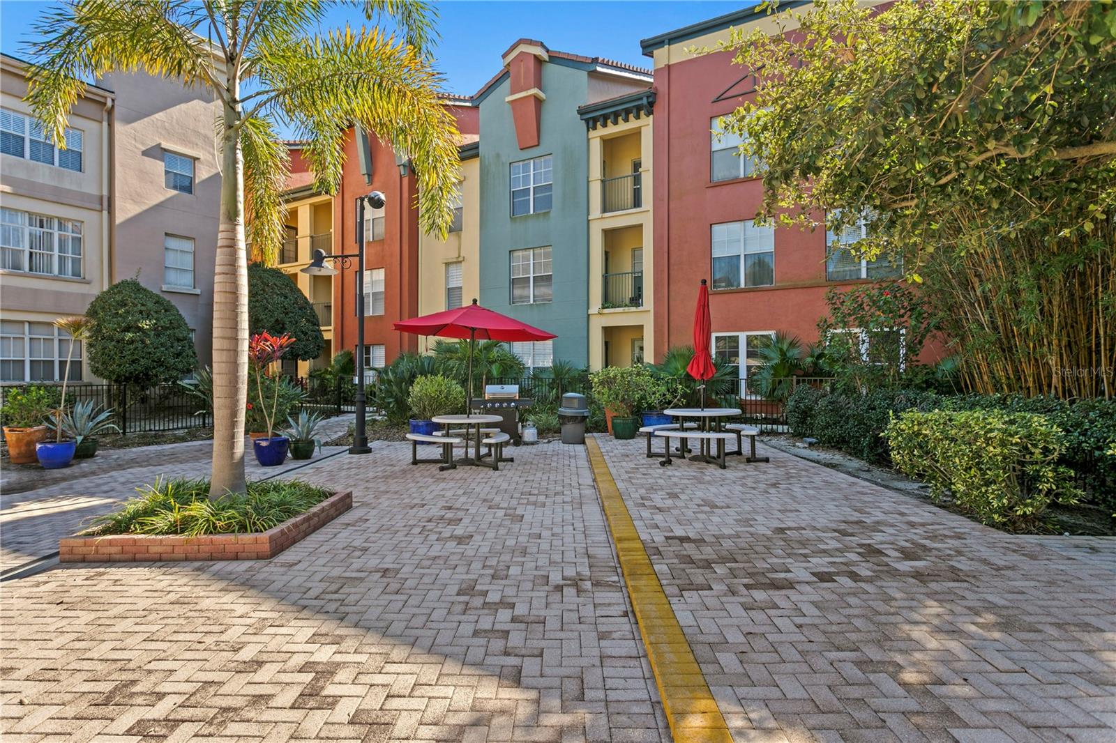 Image 33 of 40 For 2421 Horatio  835