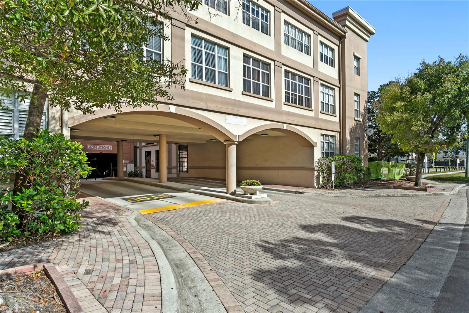 Image 34 of 40 For 2421 Horatio  835