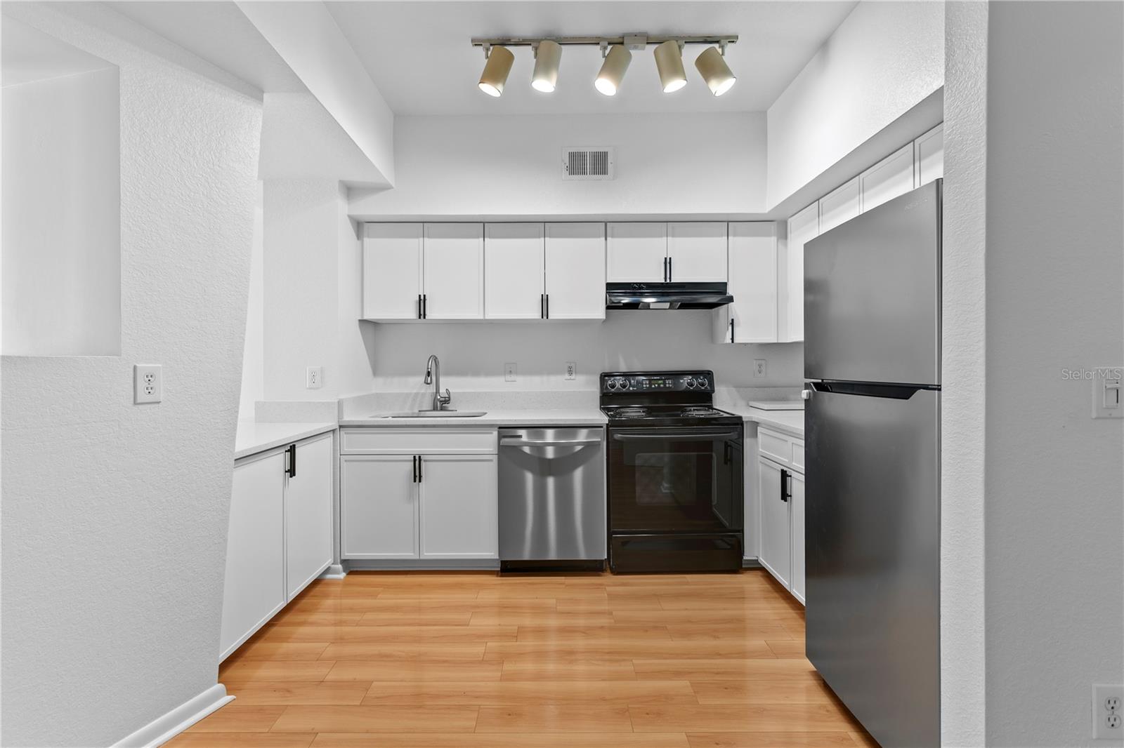 Image 4 of 40 For 2421 Horatio  835