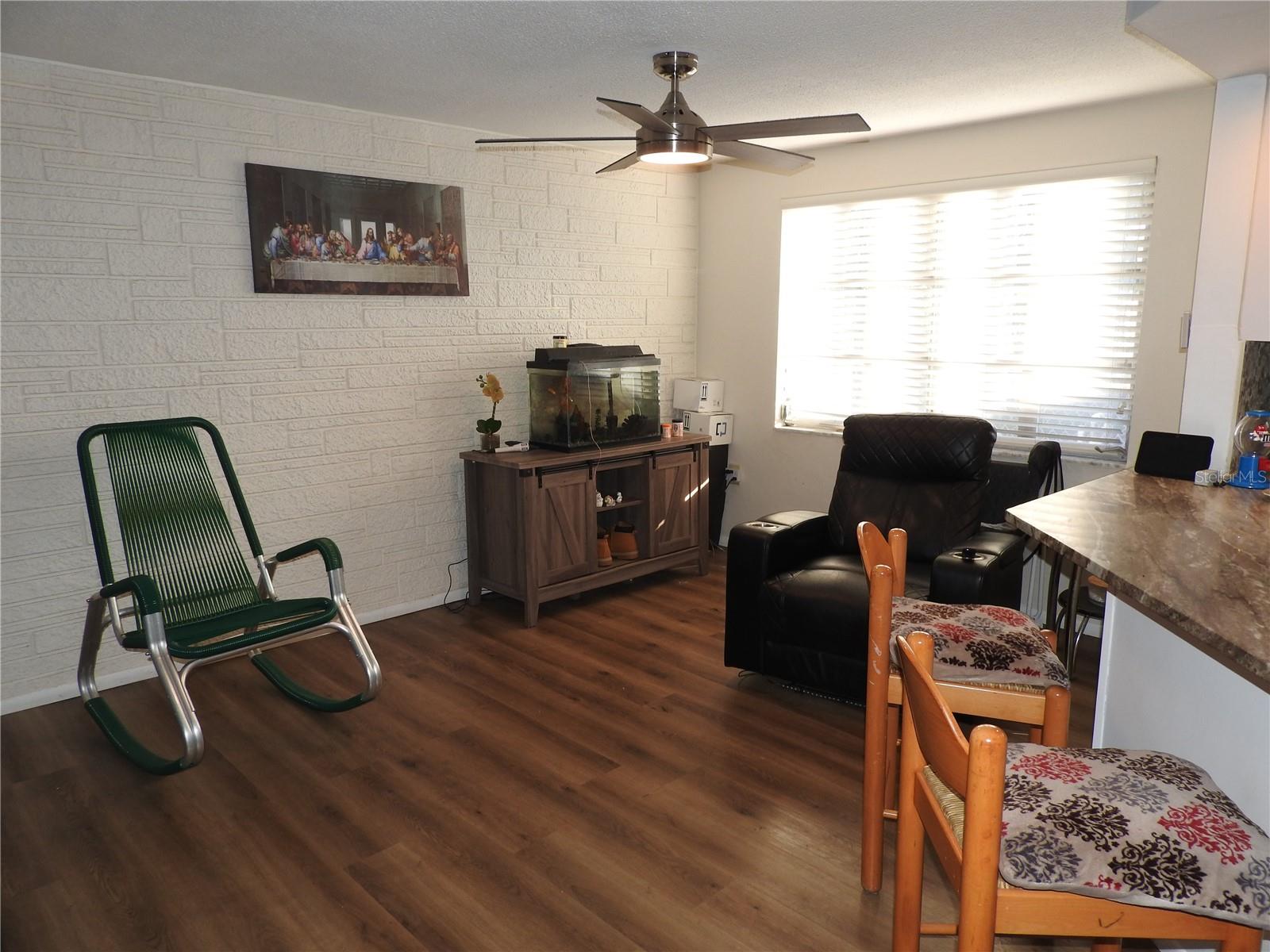 Listing photo id 15 for 1324 Viking Drive