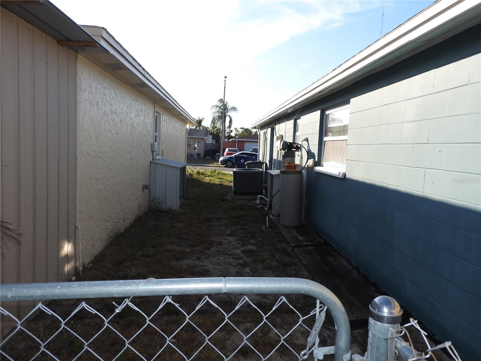 Listing photo id 3 for 1324 Viking Drive