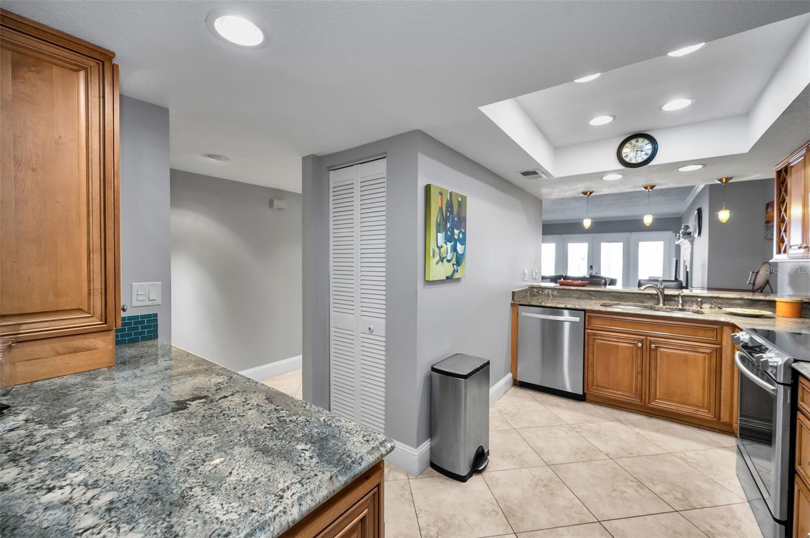 Listing photo id 27 for 1582 Gulf Boulevard 1106