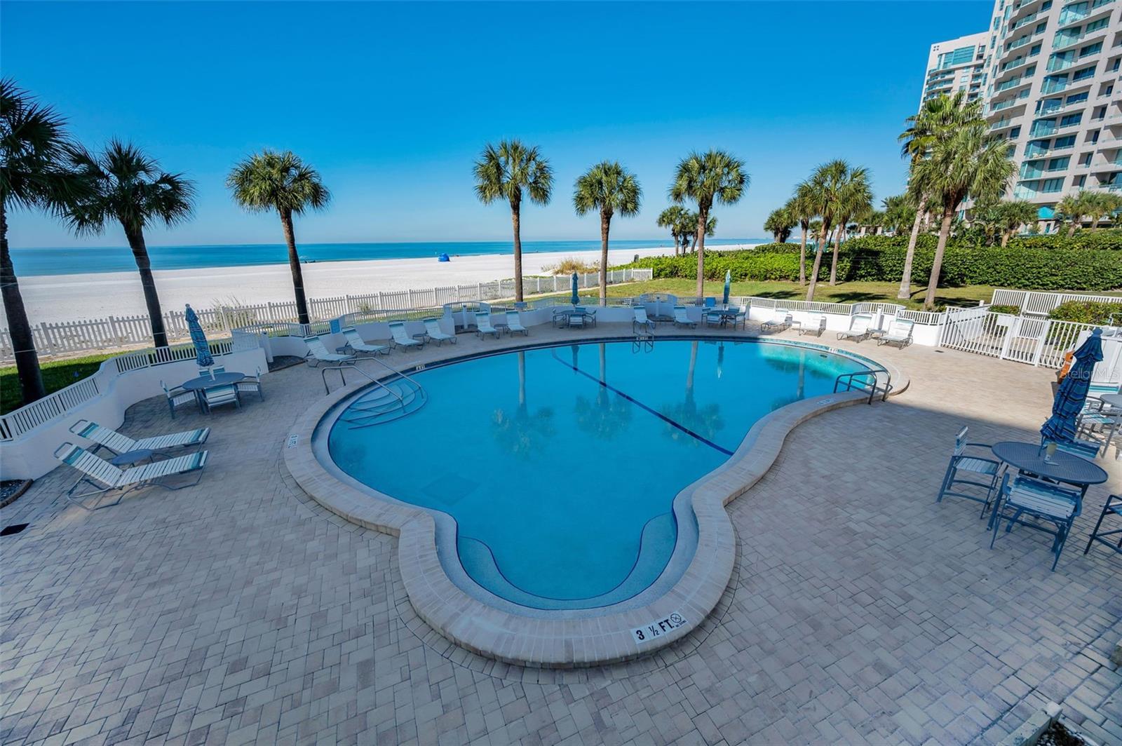 Listing photo id 54 for 1582 Gulf Boulevard 1106