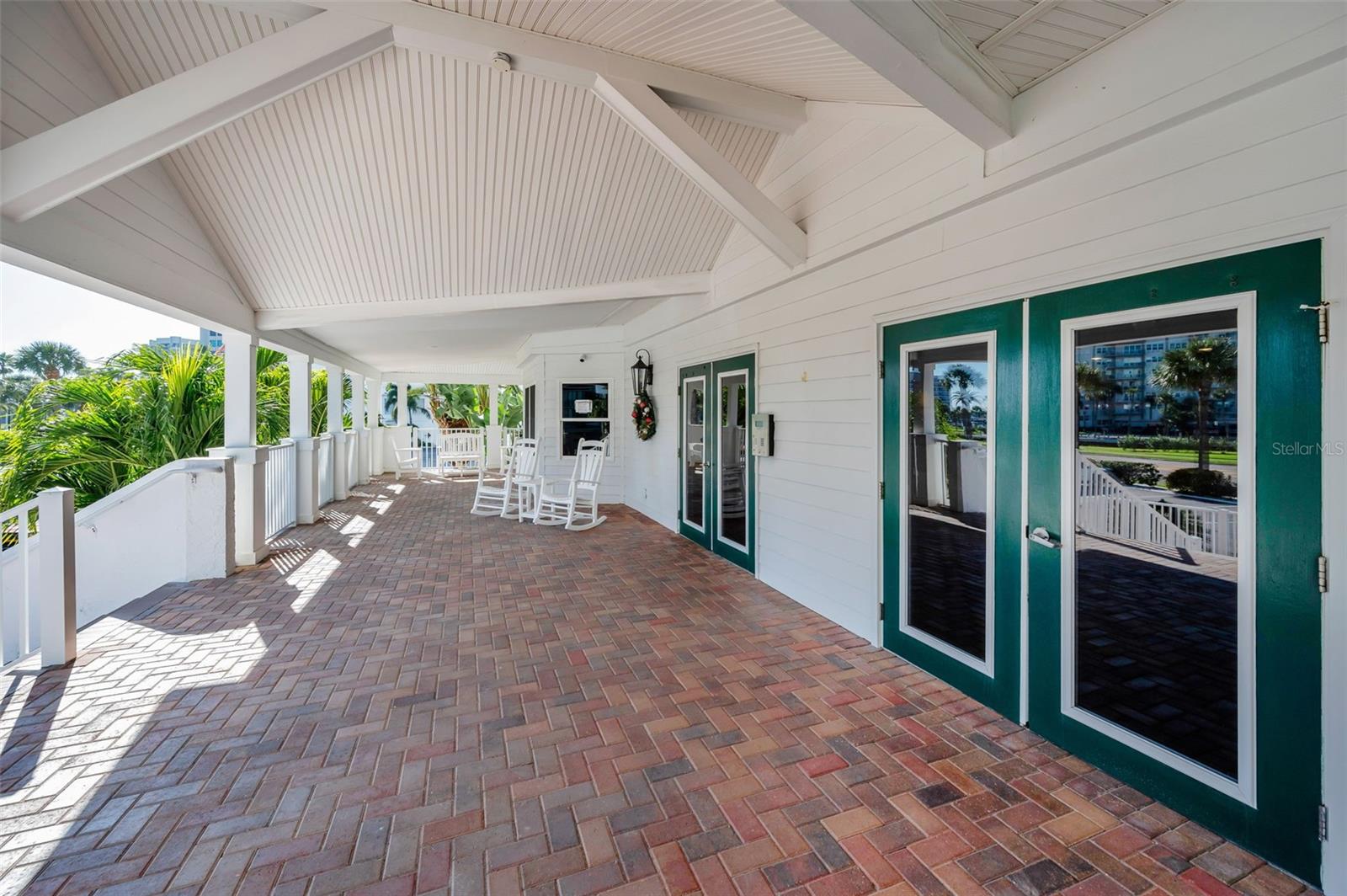 Listing photo id 4 for 1582 Gulf Boulevard 1106