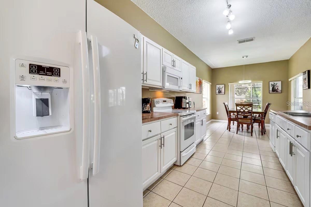 Image 7 of 37 For 4615 Cumbrian Lakes Drive