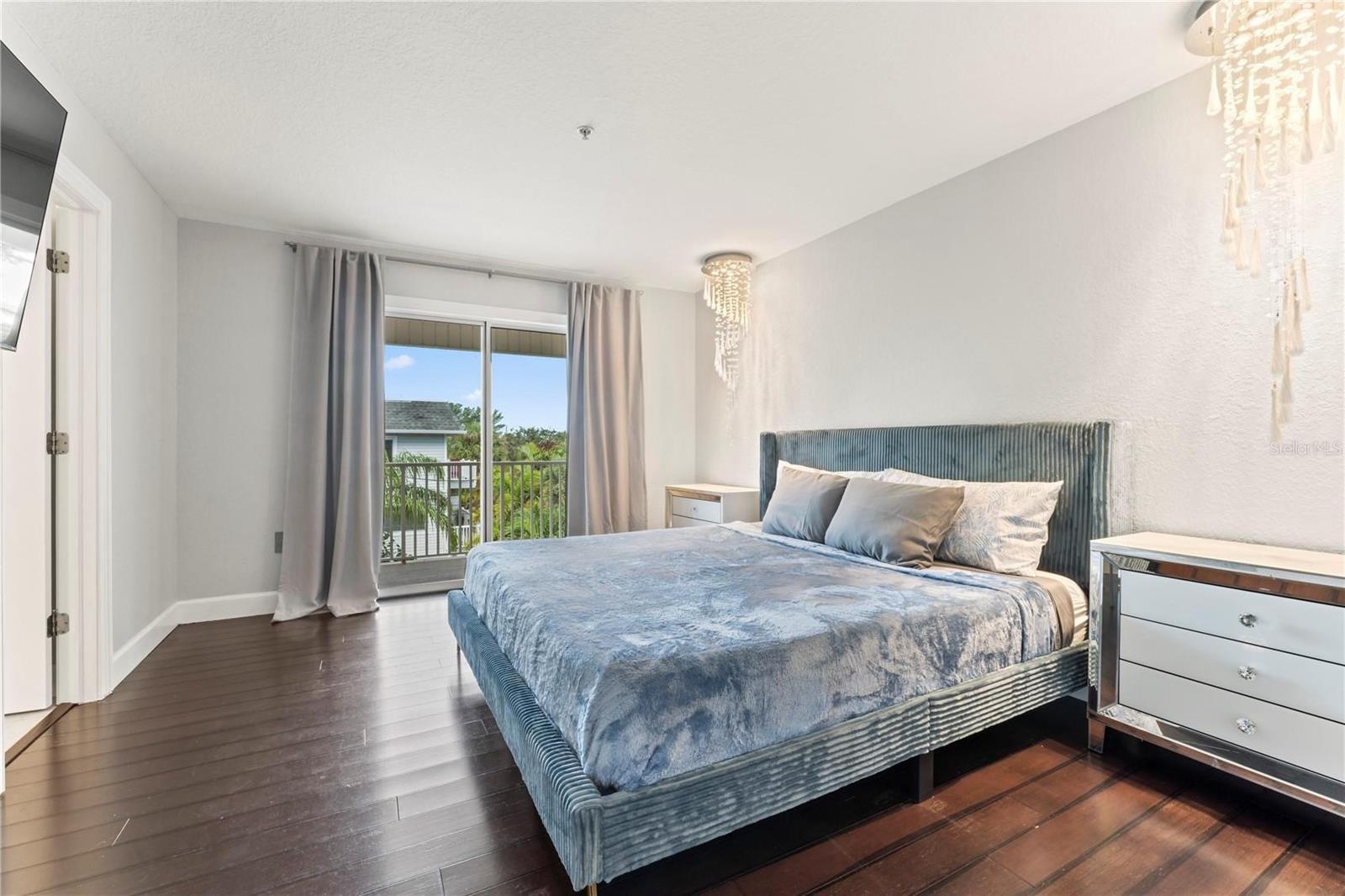 Image 10 of 33 For 512 1st Street 108