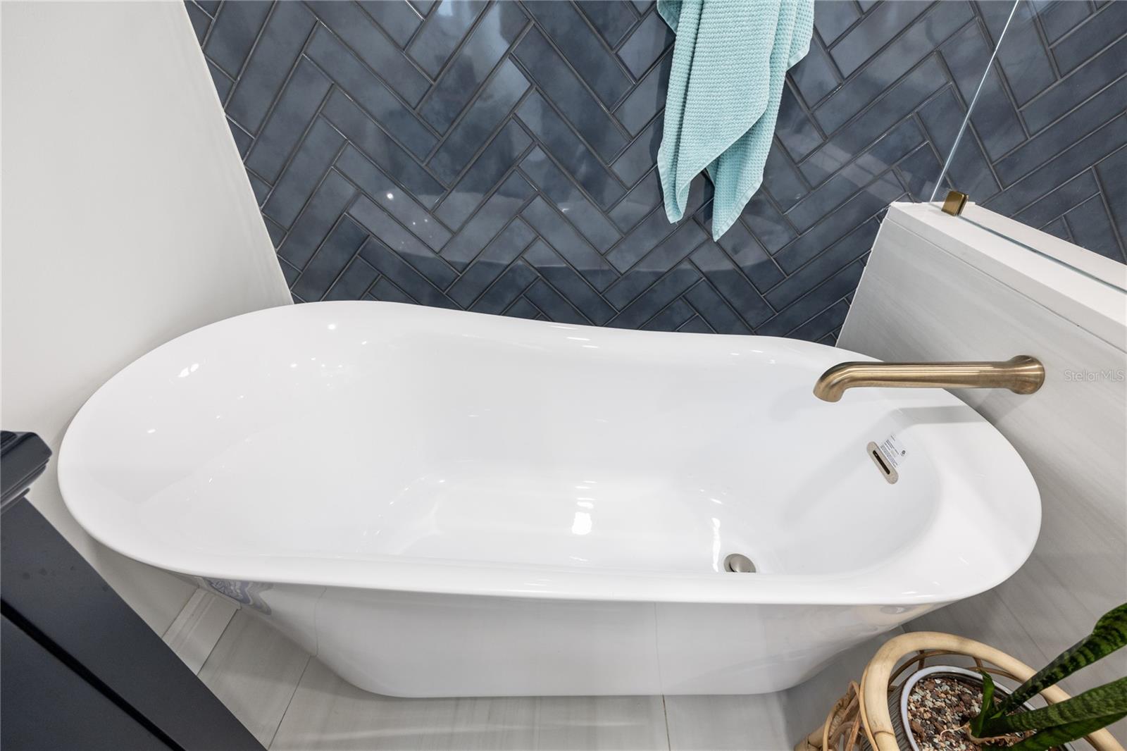 Listing photo id 24 for 22481 Southshore Drive