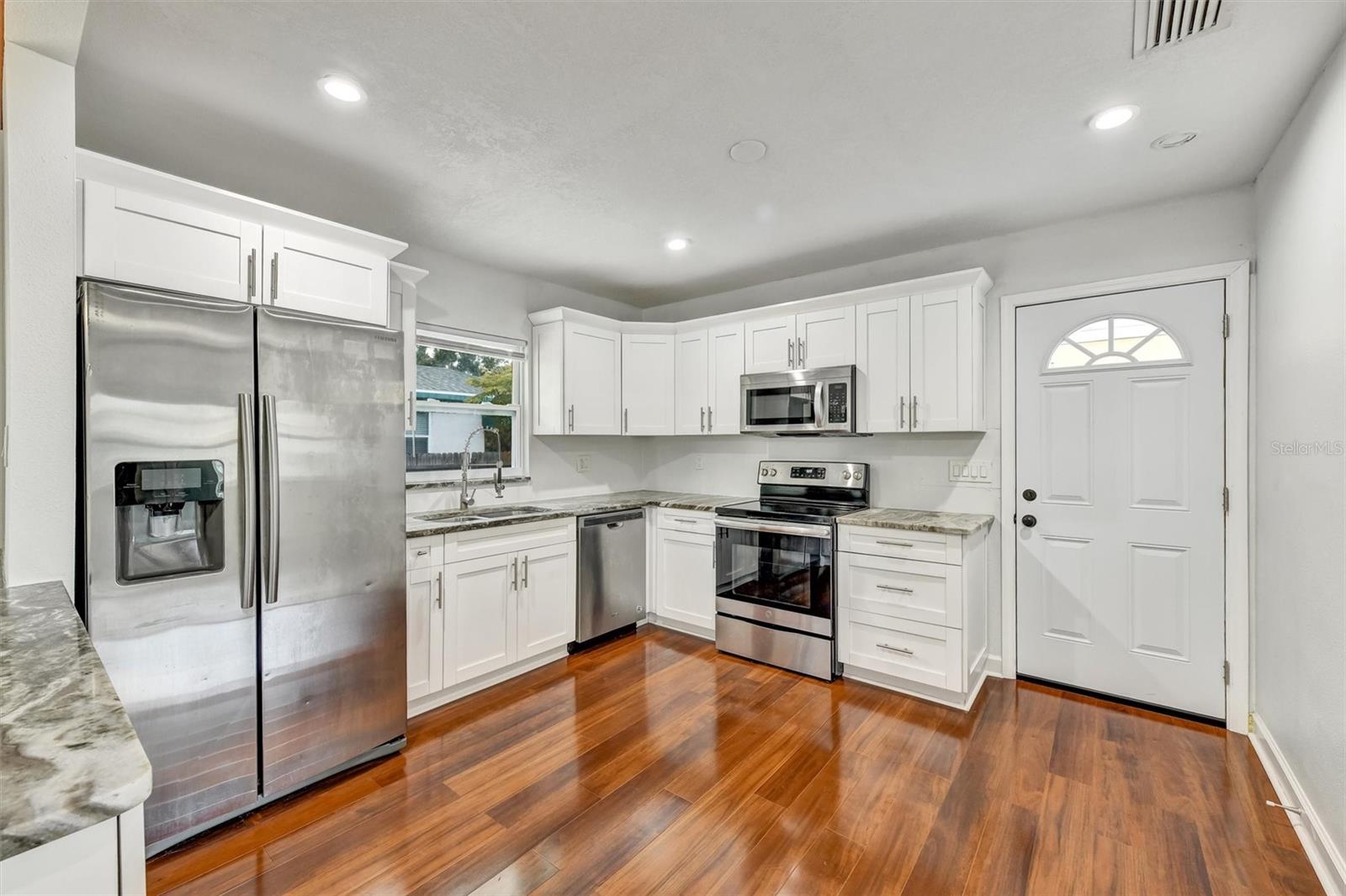 Image 11 of 38 For 3208 Avenida Republica De Cuba