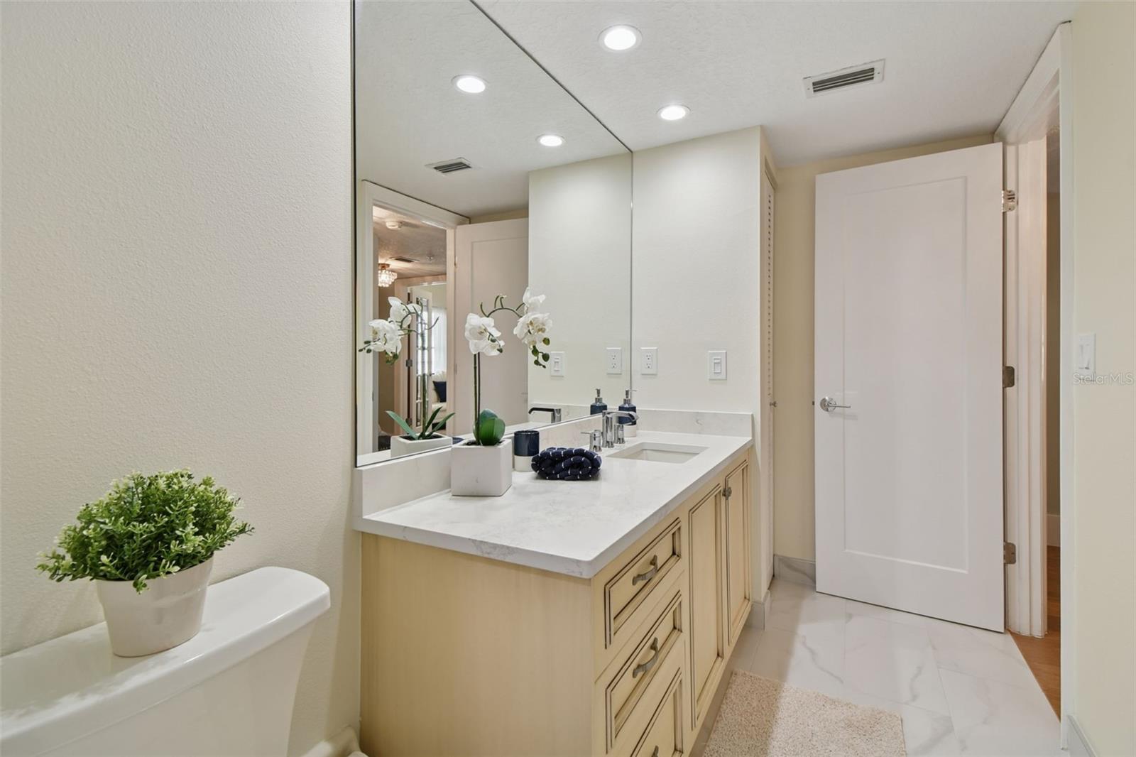 Image 14 of 47 For 1586 Gulf Boulevard 2502