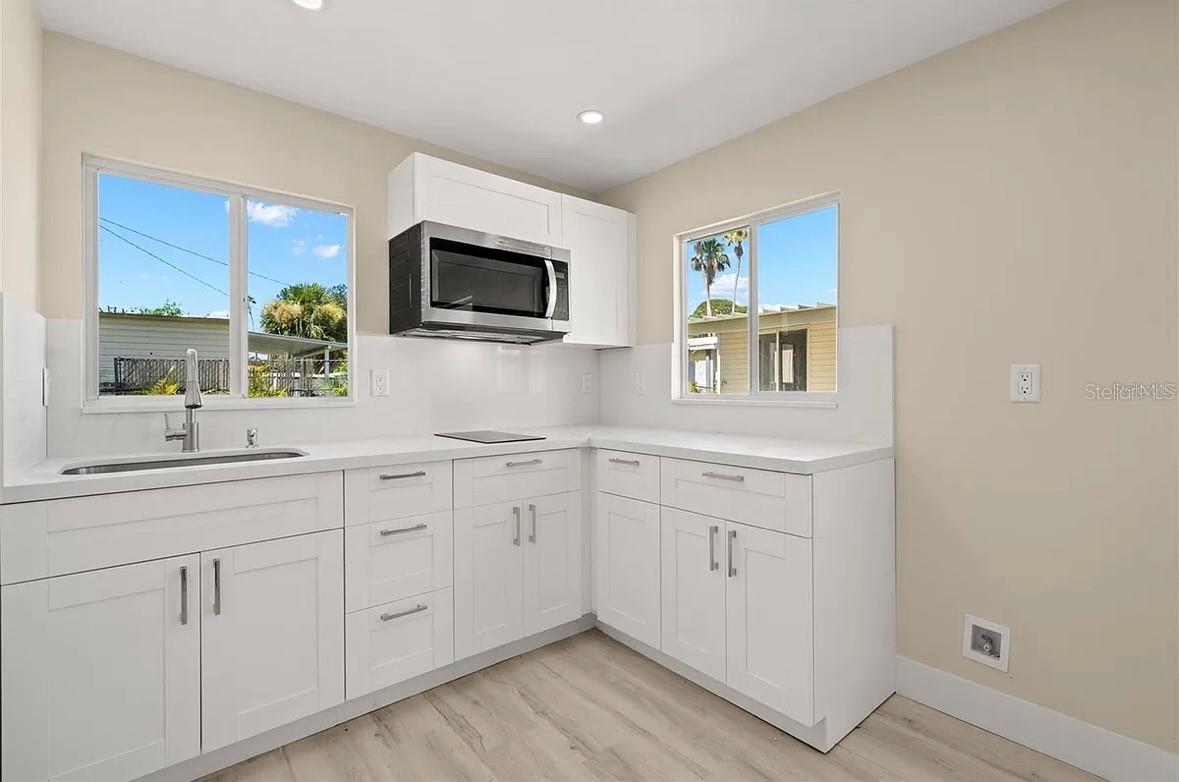 Image 4 of 4 For 4135 Des Moines Street Ne