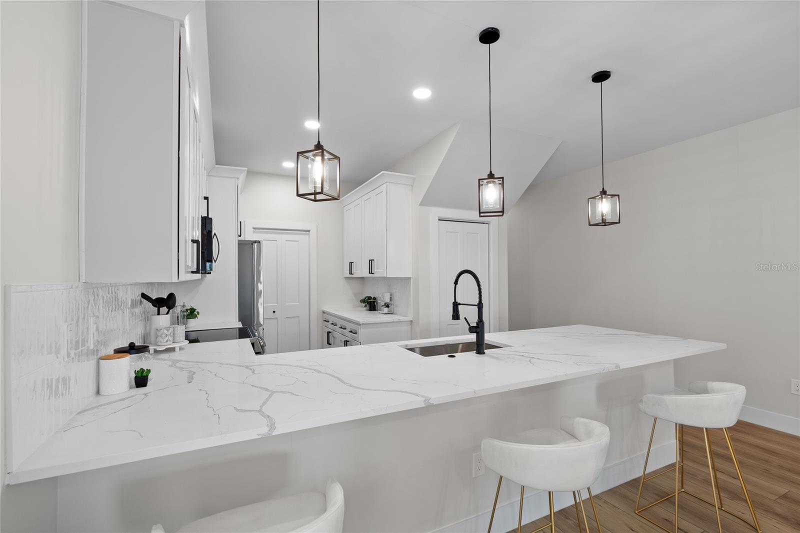 Listing photo id 9 for 4308 Gray Street 1