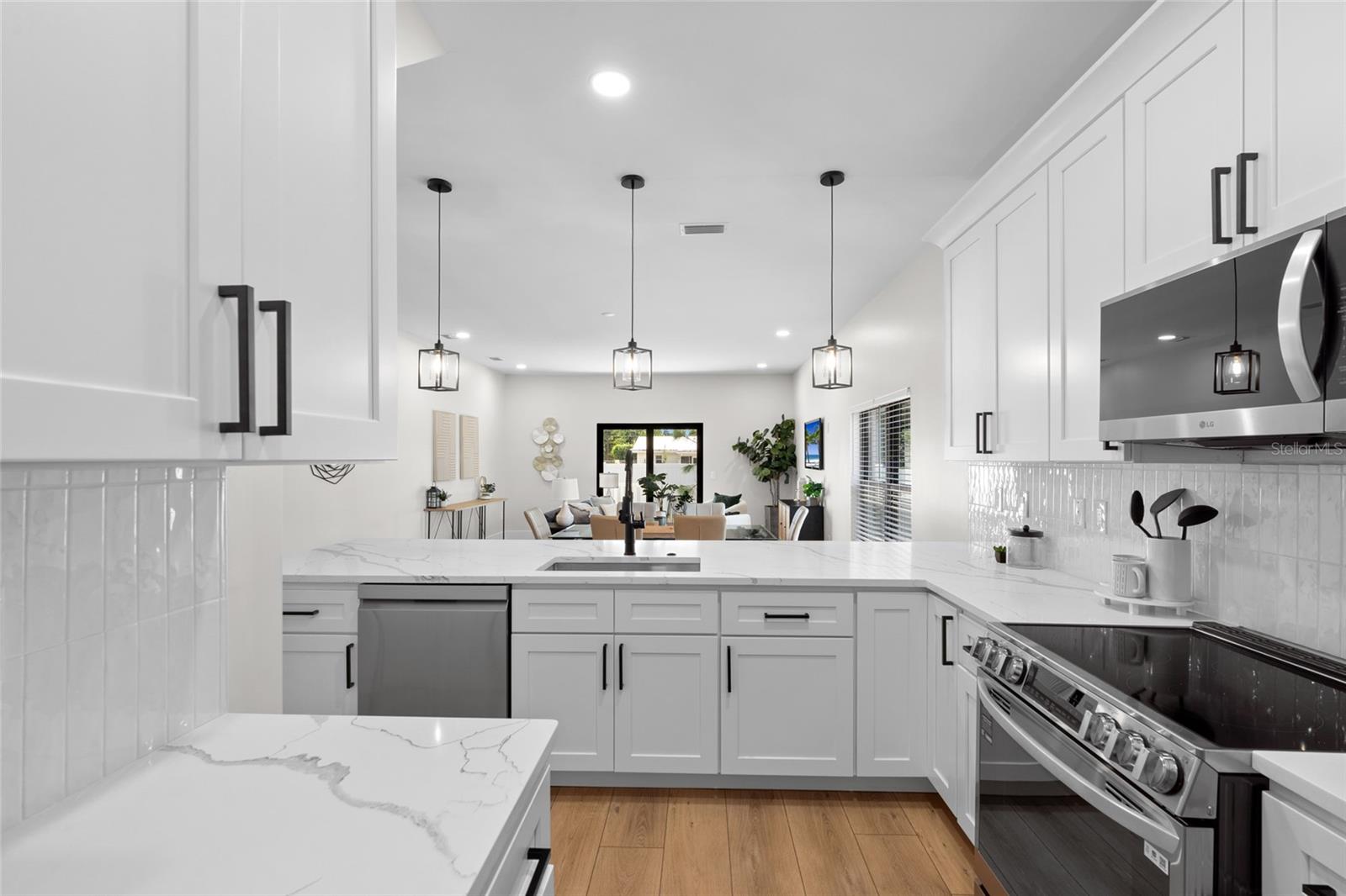 Listing photo id 5 for 4308 Gray Street 1