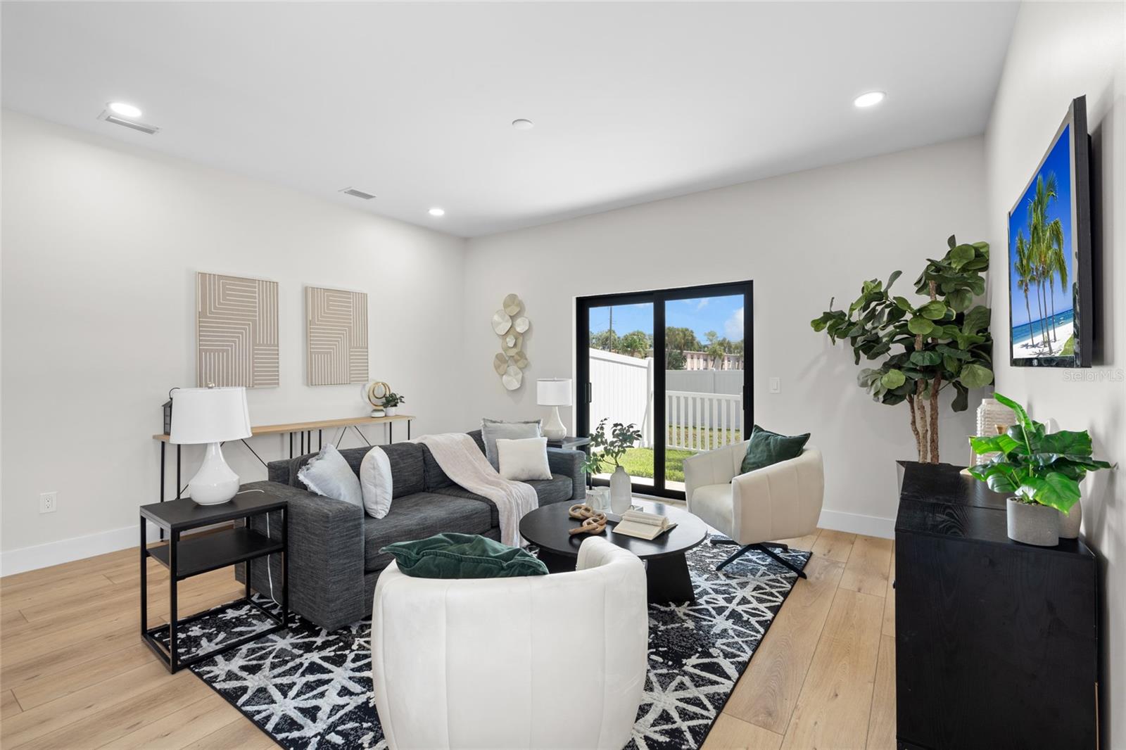 Listing photo id 6 for 4308 Gray Street 1