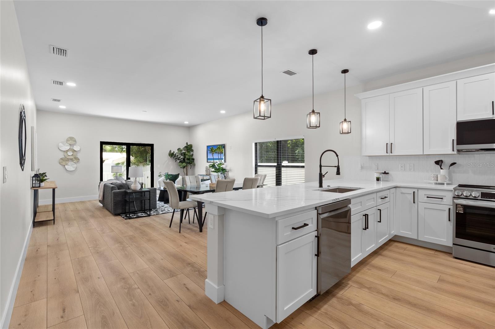 Listing photo id 7 for 4308 Gray Street 1