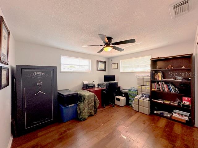 Listing photo id 7 for 7924 Halsey Drive