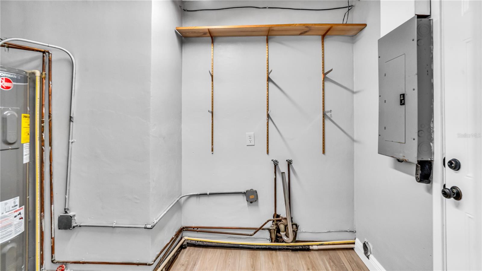 Image 12 of 29 For 11912 Mcmullen Loop