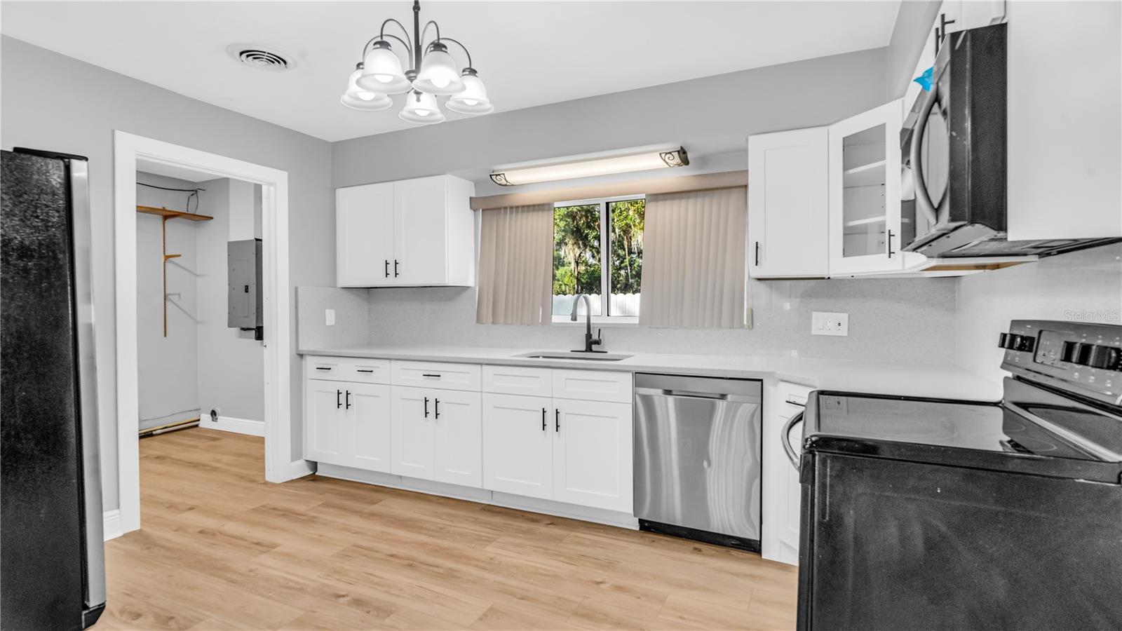 Image 14 of 29 For 11912 Mcmullen Loop