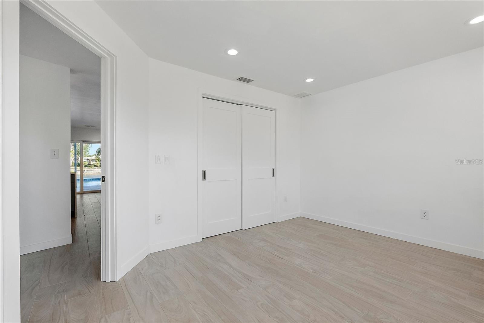 Listing photo id 23 for 1984 Kansas Avenue Ne