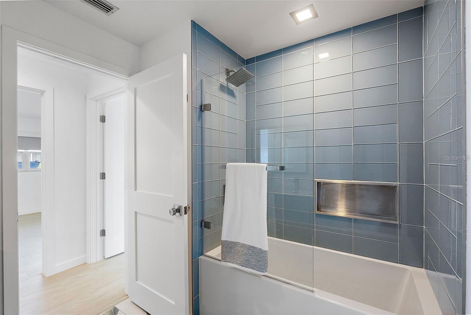 Listing photo id 28 for 1984 Kansas Avenue Ne