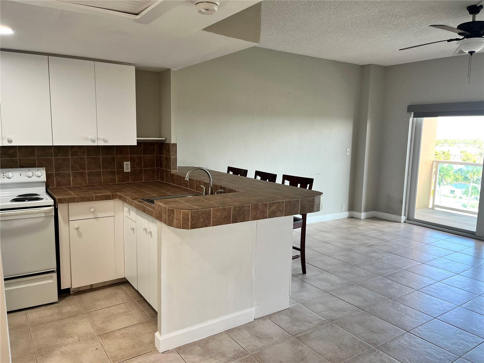 Image 5 of 63 For 880 Mandalay Avenue C512