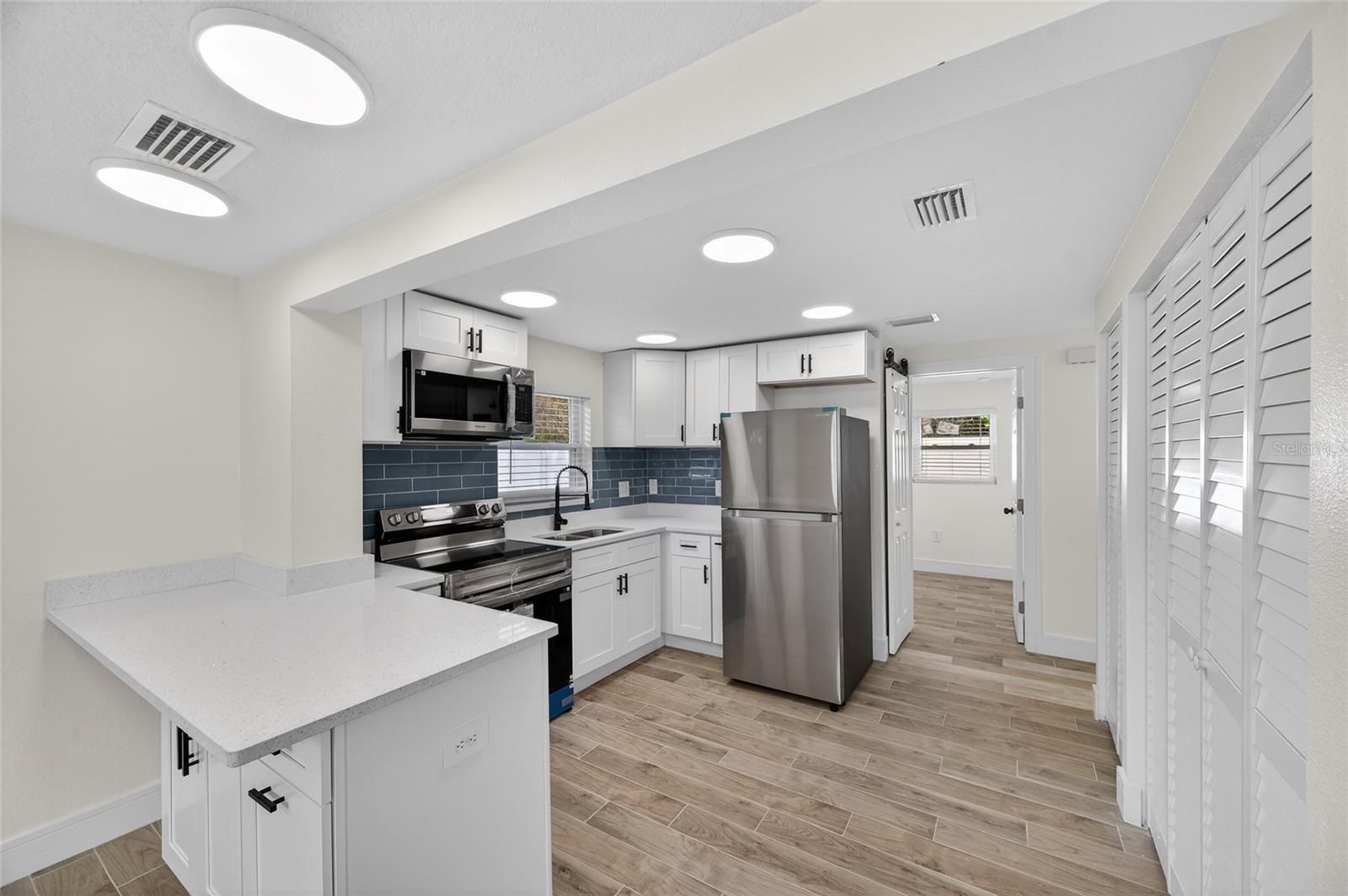 Image 9 of 37 For 17352 Us Highway 41