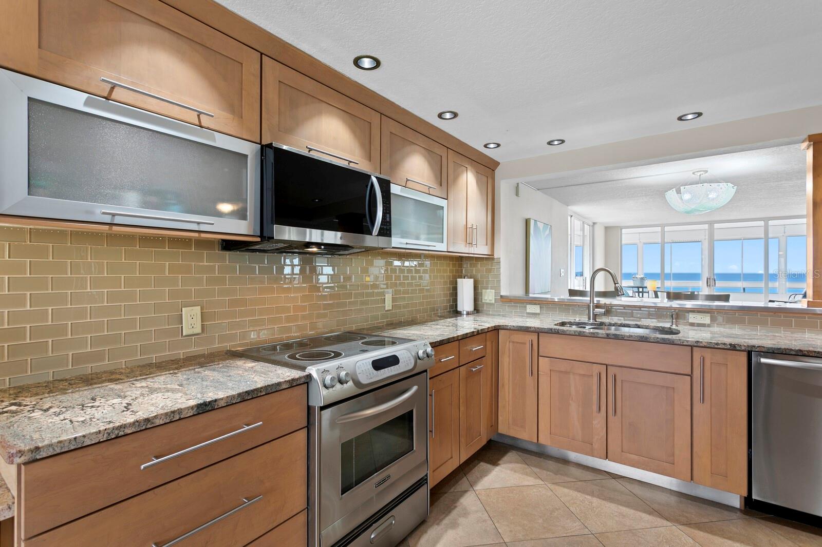 Listing photo id 8 for 17900 Gulf Boulevard 6a