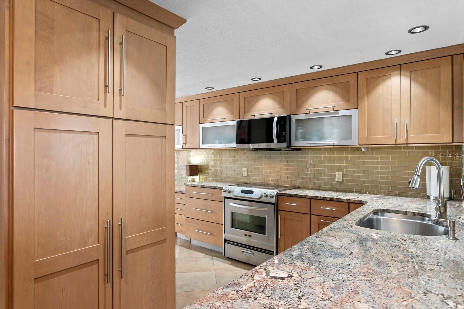 Listing photo id 7 for 17900 Gulf Boulevard 6a