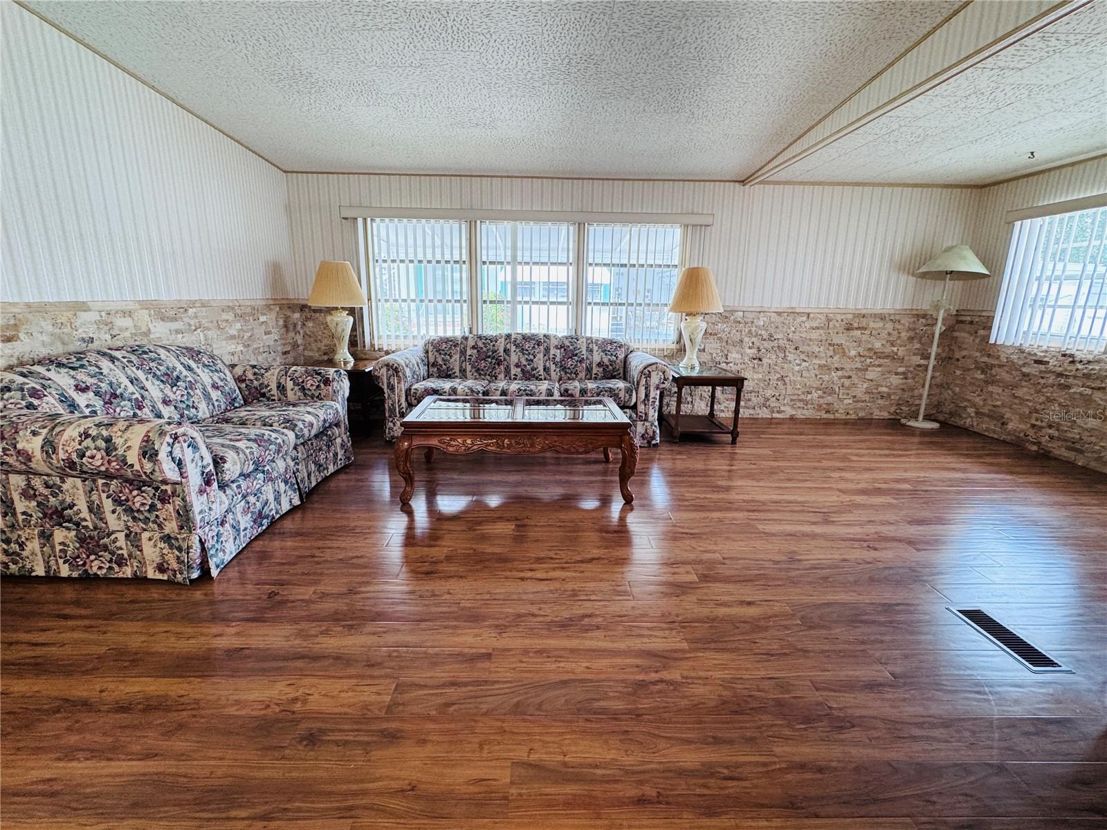 Listing photo id 13 for 2331 Belleair Road 715