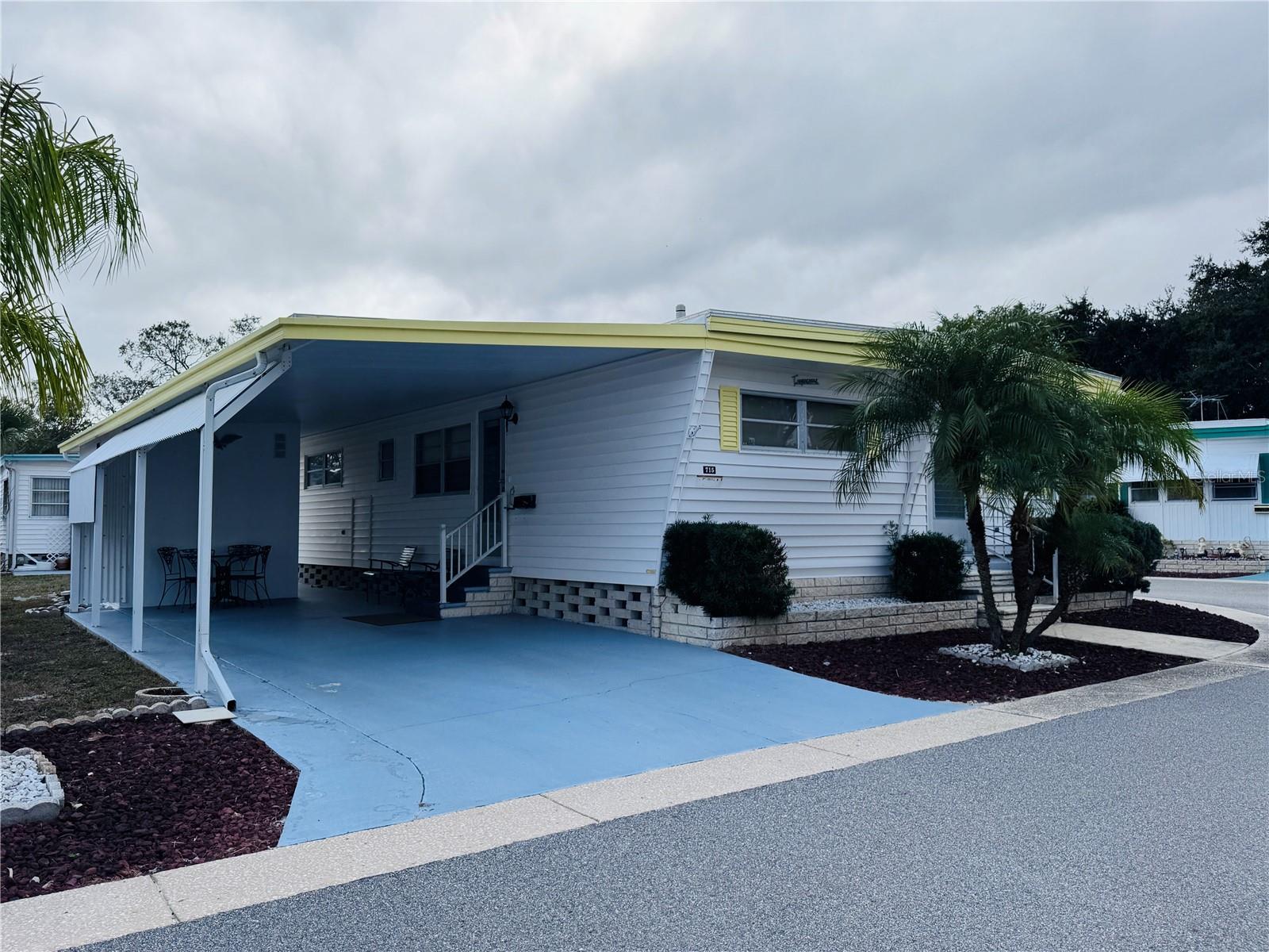 Listing photo id 3 for 2331 Belleair Road 715