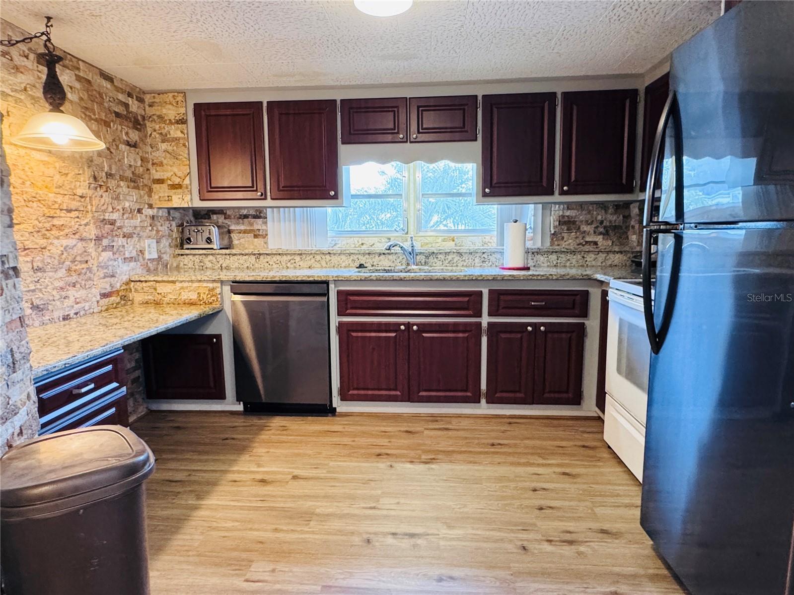 Listing photo id 4 for 2331 Belleair Road 715